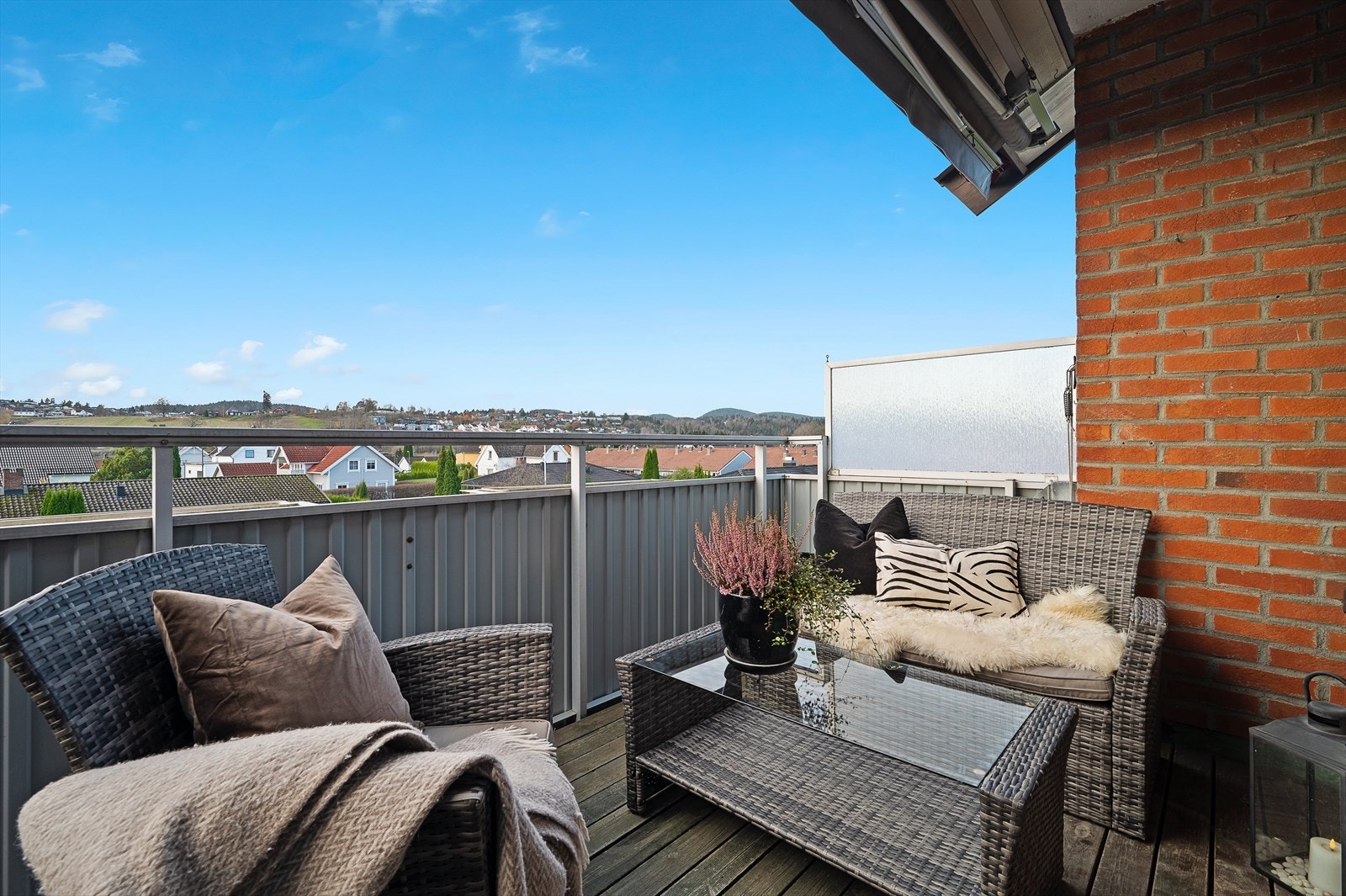 Balkongen ligger vestvendt med gode solforhold på ettermiddag og kveldstid Galleribilde