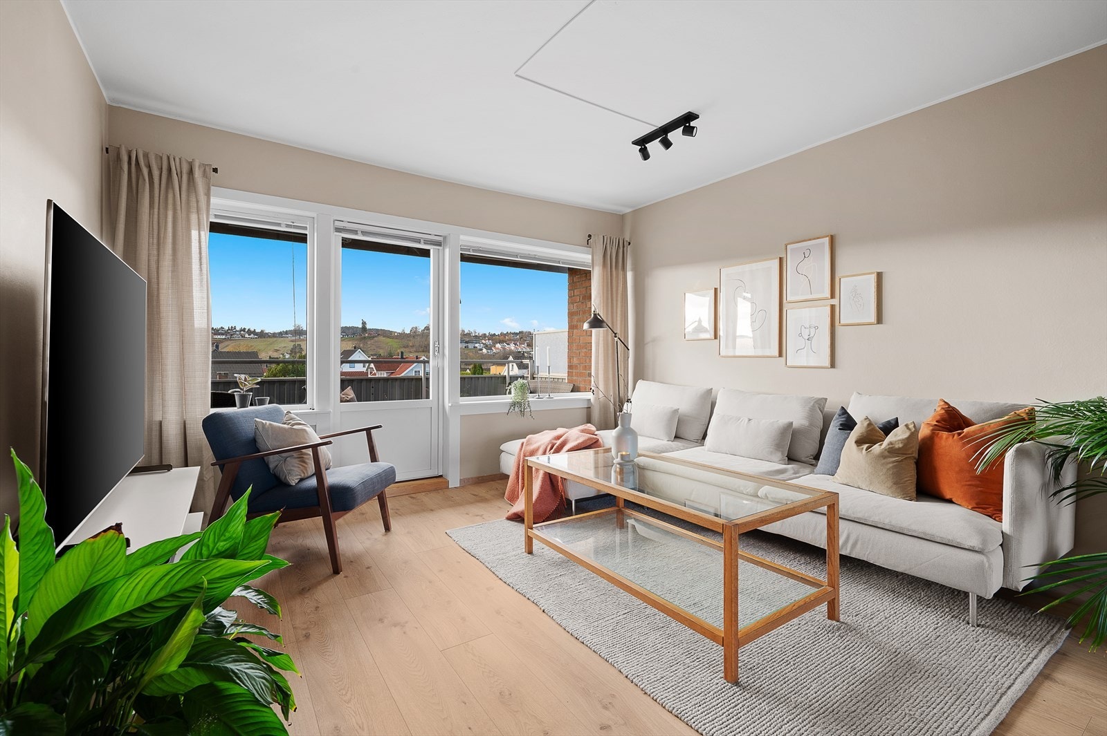 Leiligheten er malt i tidsriktige farger som gir leiligheten et moderne inntrykk Galleribilde