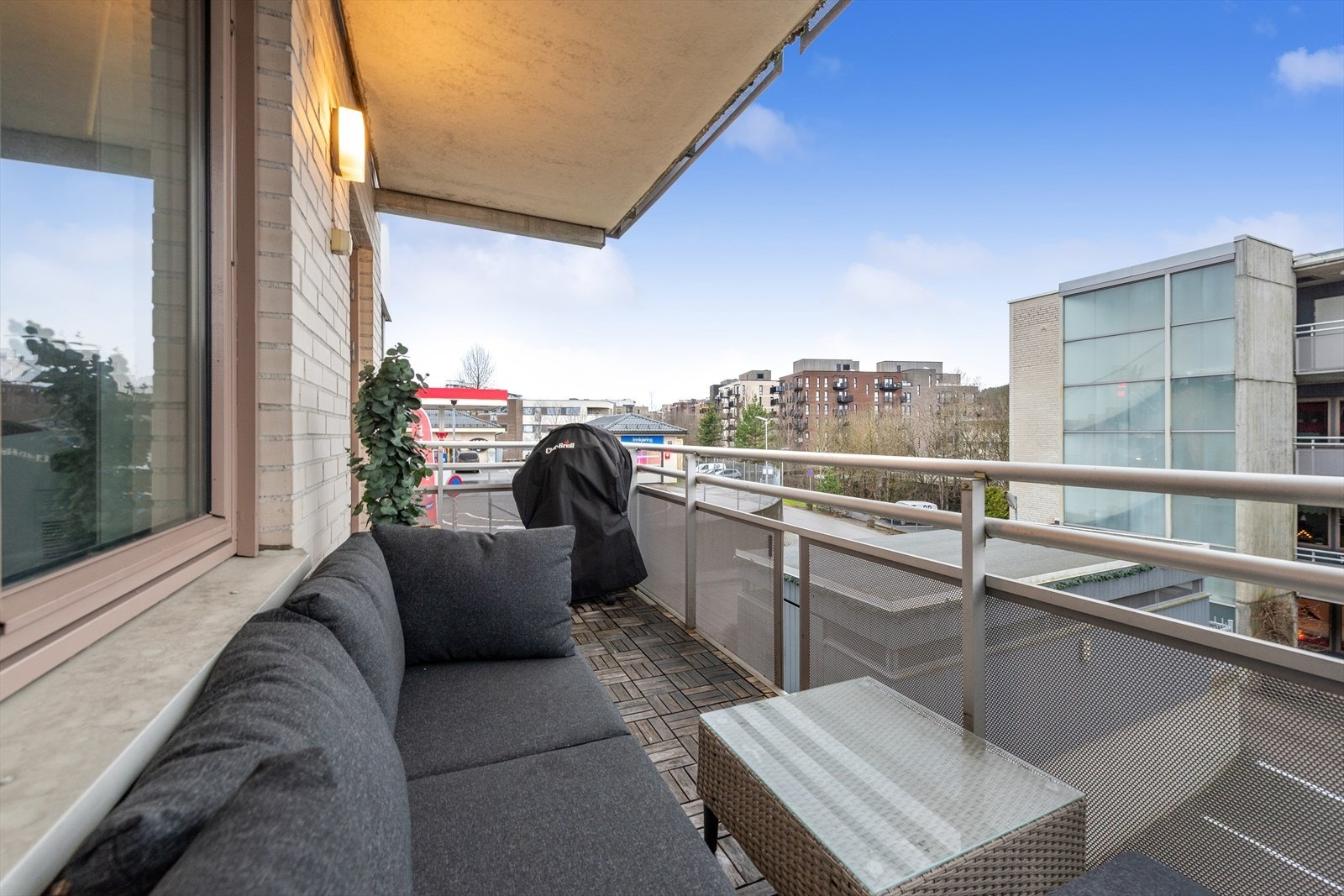 Overbygget balkong med skjermet preg og plass til både sittegruppe og grill. Galleribilde