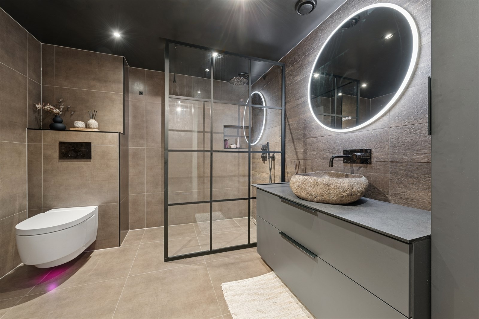 Lekker og påkostet bad/wc rehabilitert i 2020 av fagfolk, med dokumentasjon. Galleribilde