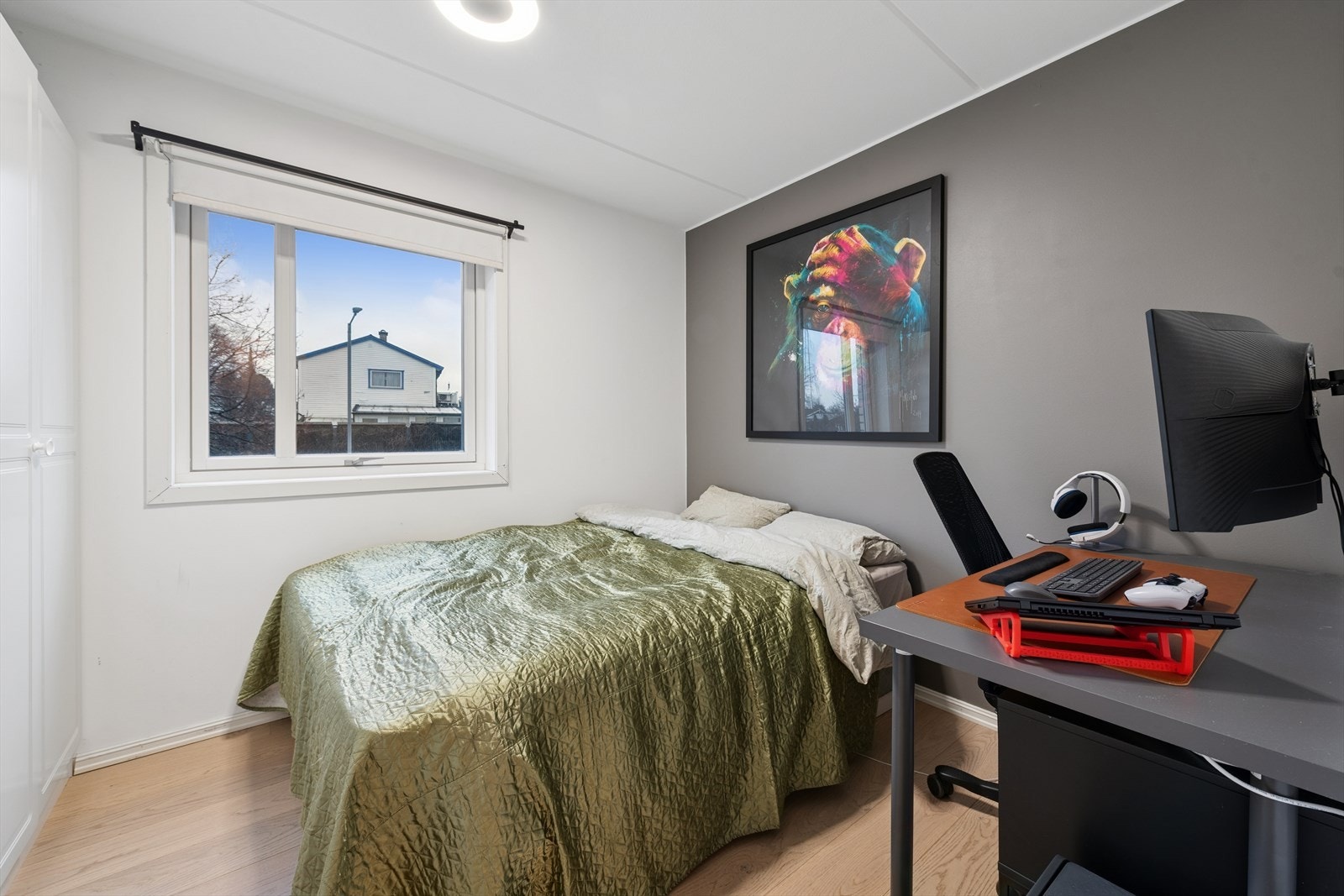 Soverom ll | Lyst soverom med fleksibel romløsning som egner seg godt til både sove- og arbeidsbruk. Galleribilde