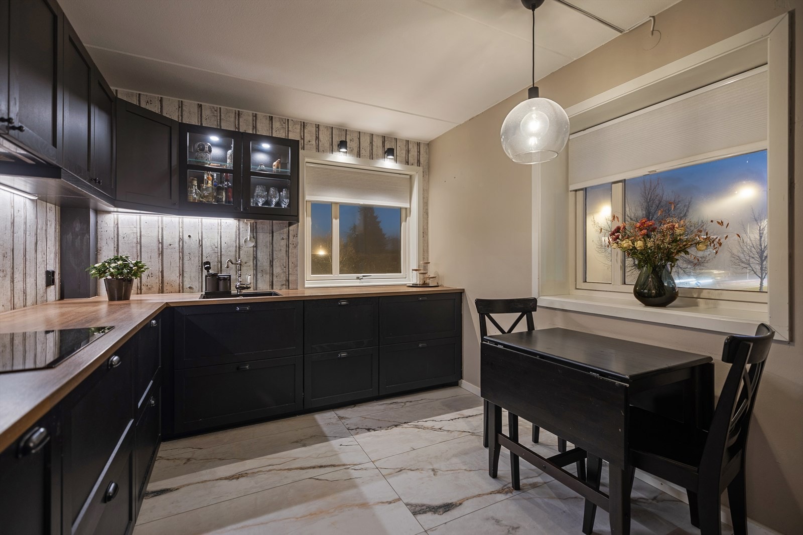 Flislagt gulv med behagelig gulvvarme gir økt komfort og et eksklusivt preg. Ved vinduet er det naturlig plass til spisebord, og rommet har gode lysforhold som gjør kjøkkenet til et trivelig og sosialt samlingspunkt i boligen. Galleribilde