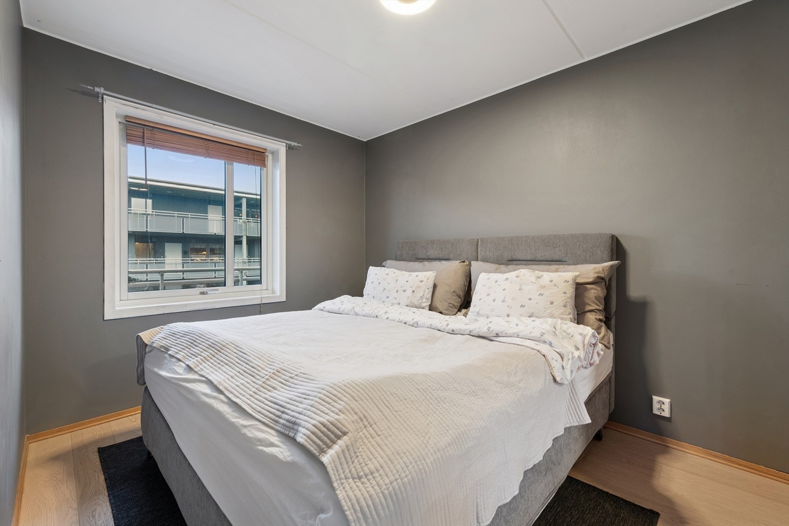 Hovedsoverom med god plass til dobbeltseng og harmonisk fargevalg som gir et rolig uttrykk. Galleribilde