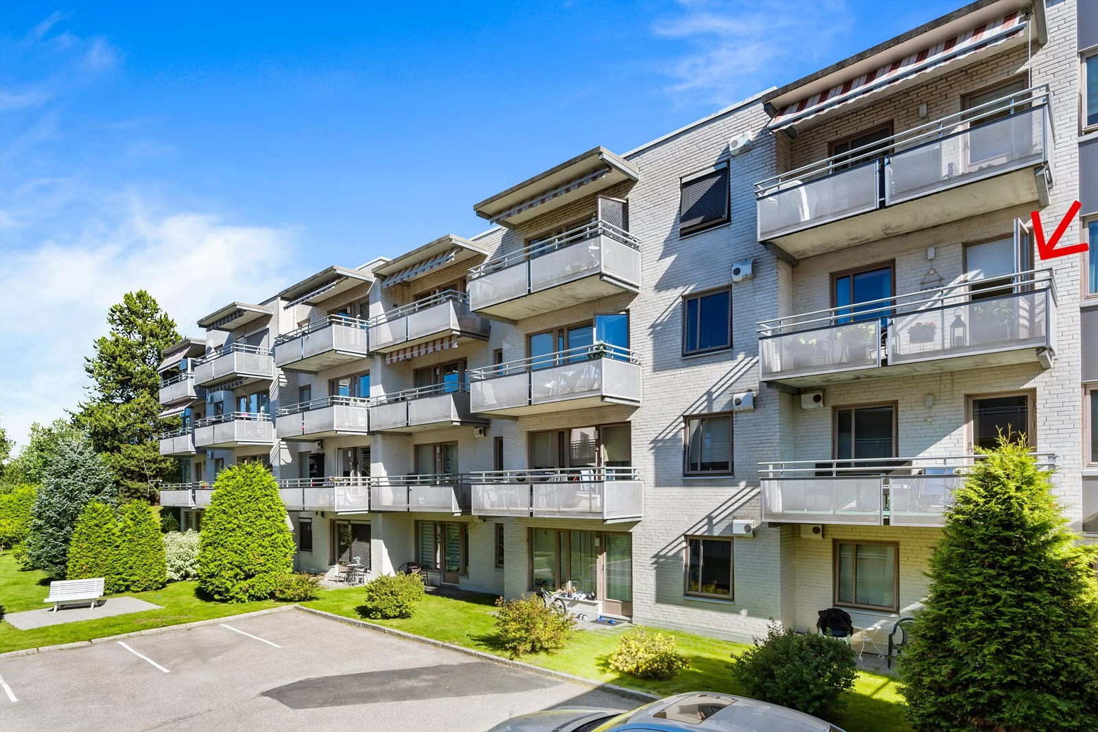 Felles eiet tomt for sameiet på ca. 4.128 m². Vestvendt lett skrånende tomt opparbeidet med gressplen- og grøntområder, beplantning, prydbusker og trær i mellom blokkene. Asfaltert adkomst, internveier og parkeringsareal. Galleribilde