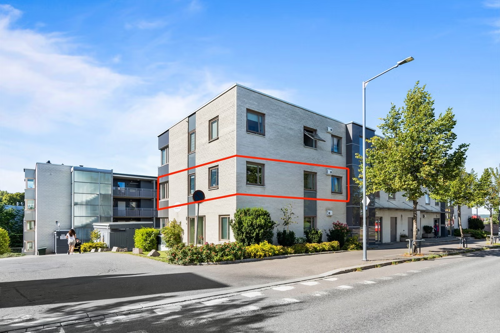 Leiligheten ligger sentralt til på Strømmen, med umiddelbar nærhet til servicetilbud, offentlig kommunikasjon med buss og tog, samt flotte rekreasjonsmuligheter. Galleribilde