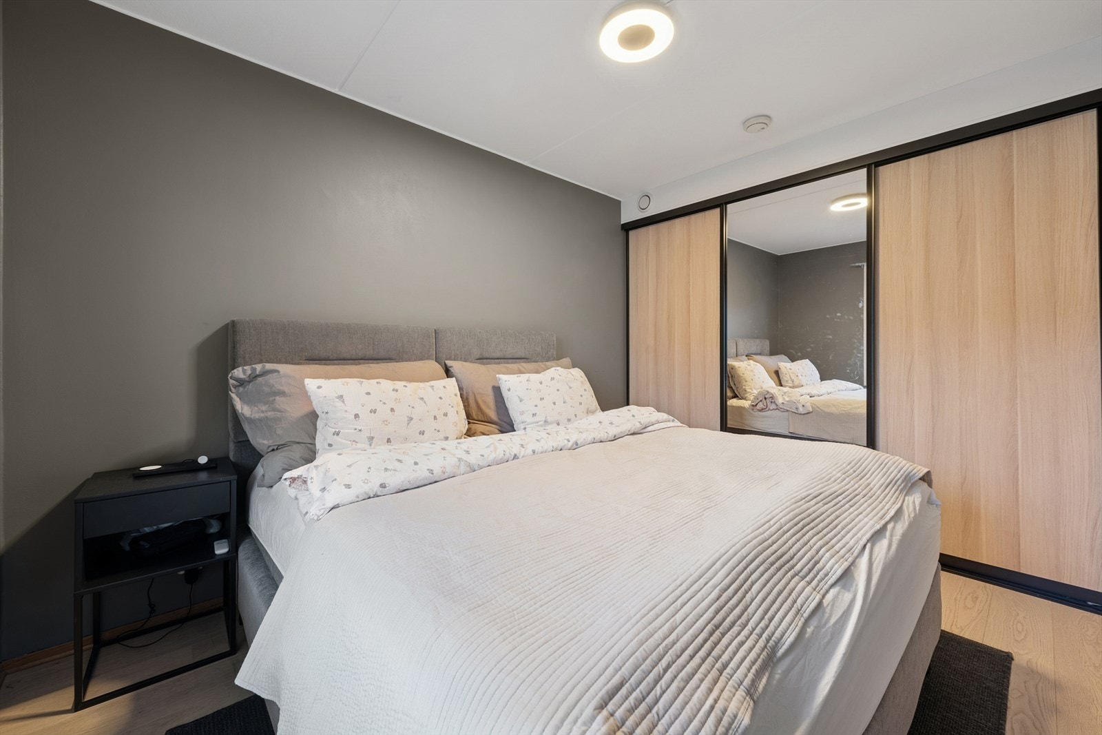 Soverommet har skyvedørsgarderobe og en ryddig planløsning. Galleribilde