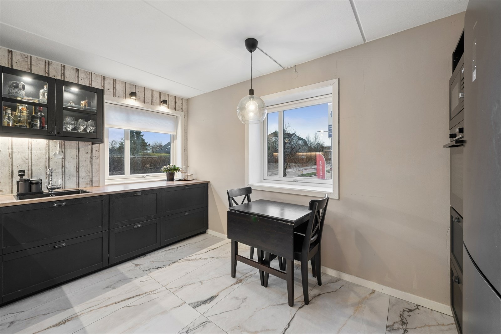 Kjøkkenet har en praktisk og romslig L-form som gir rikelig med både skap- og benkeplass, og legger godt til rette for effektiv matlaging og hyggelige stunder rundt spiseplassen. Galleribilde