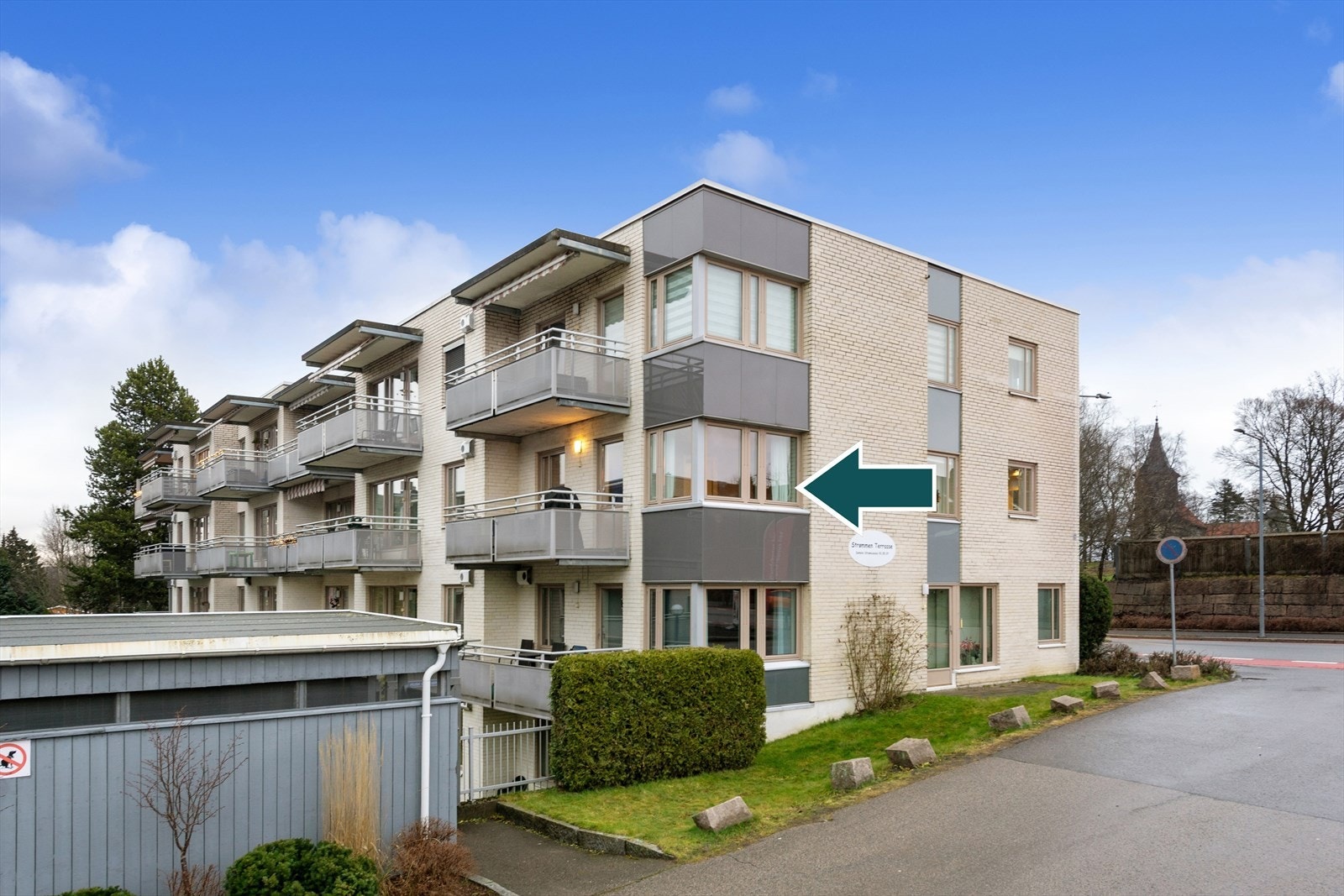 Leiligheten har en ypperlig beliggenhet i byggets 2. etasje, og inneholder en romslig entré, stue med utgang til balkong, separat kjøkken, flislagt bad og tre gode soverom. I tillegg medfølger en garasjeplass med elbillader, samt kjellerbod. Galleribilde