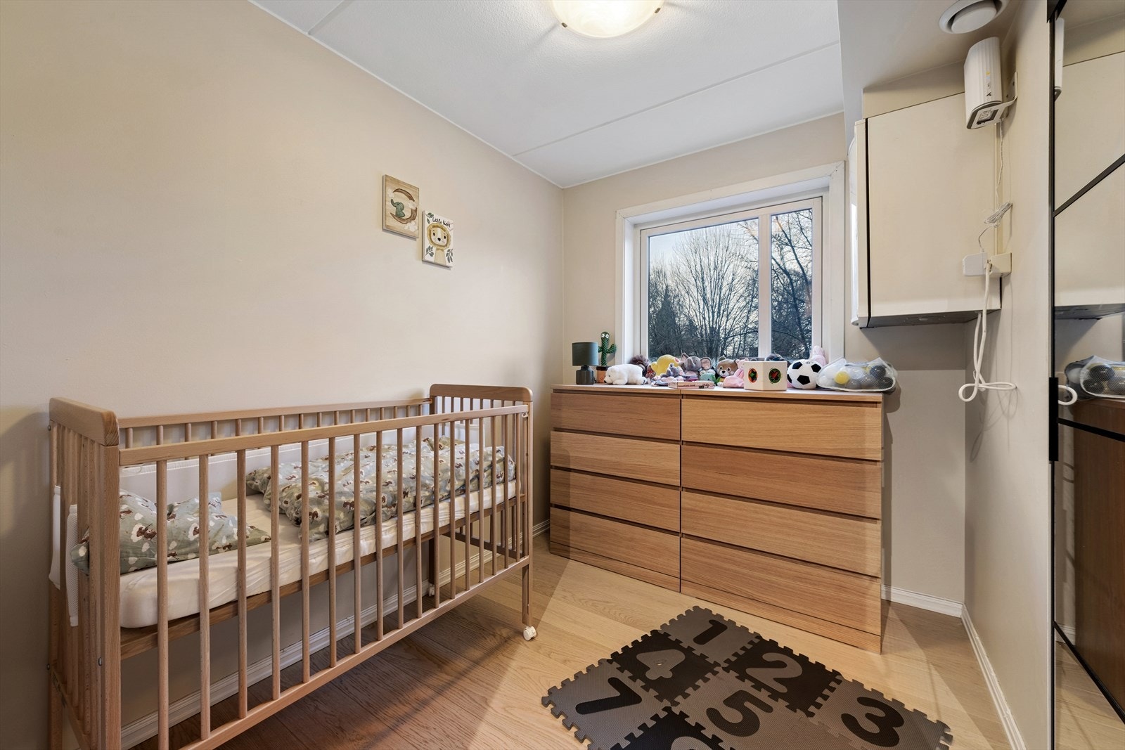 Leiligheten har tre soverom av god størrelse, alle med 1-stavs eikeparkett og lyse, malte overflater. Galleribilde