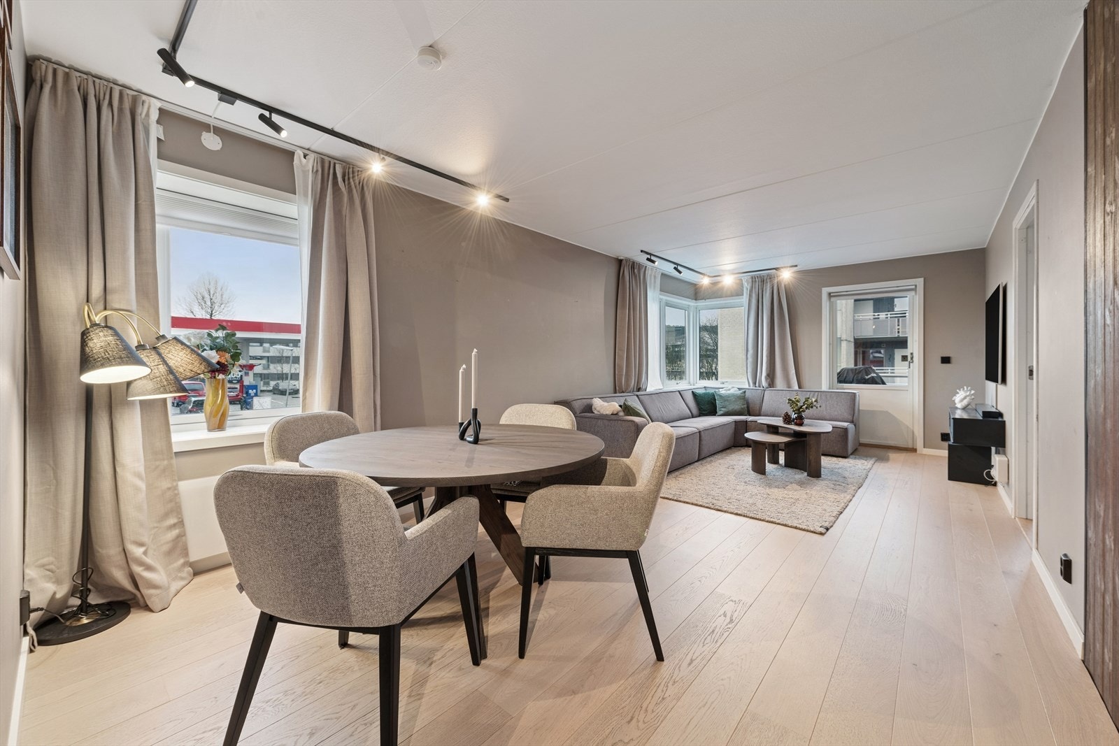 Stuen har 1-stavs eikeparkett og behagelig gulvvarme, som gir både økt komfort og en lun romfølelse året rundt. Galleribilde