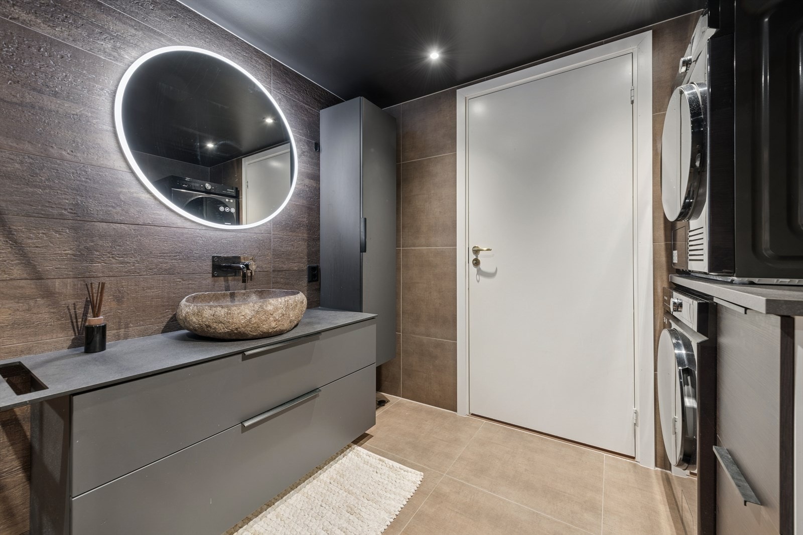 Det er opplegg og plass til vaskemaskin og tørketrommel. Et delikat, funksjonelt og tidløst våtrom med høy standard. Galleribilde