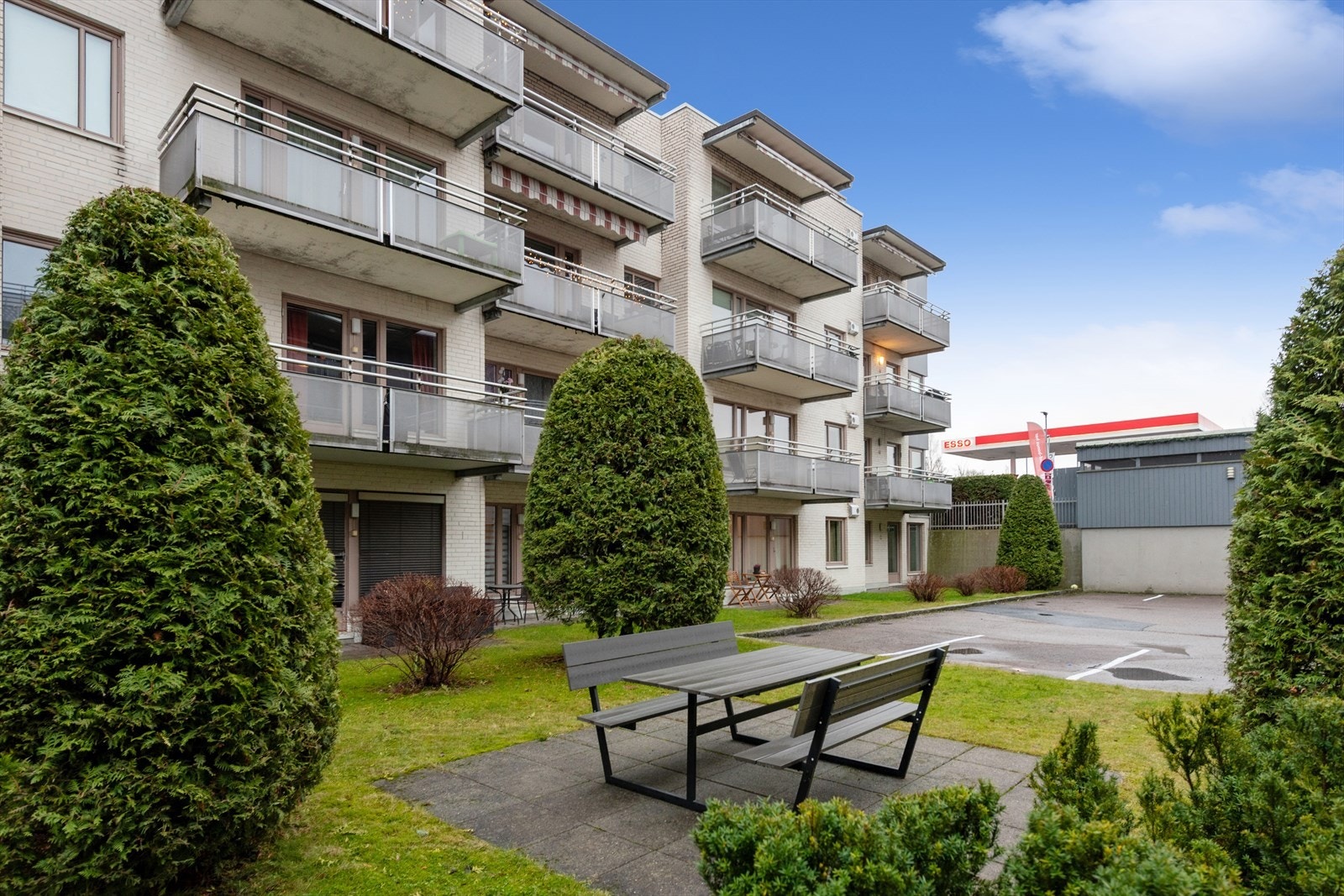 Opparbeidet felles uteområde med sitteplass, grøntarealer og god luft mellom byggene. Galleribilde