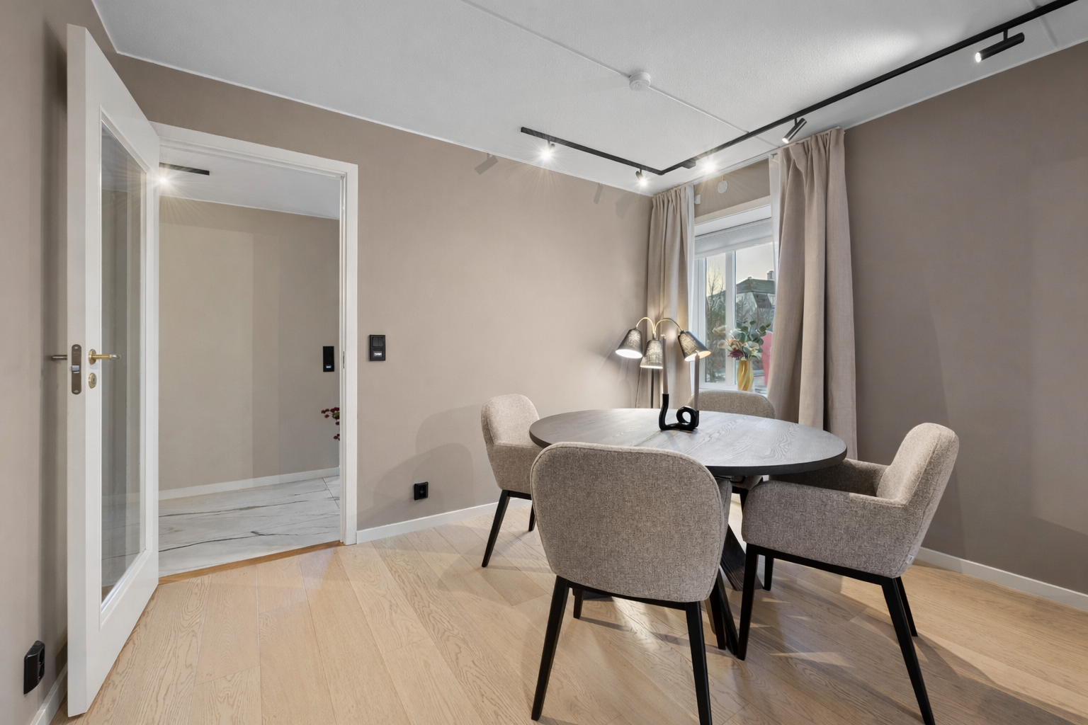 Spisestue med god plass til spisebord og hyggelige måltider, pent integrert med stuen. Galleribilde