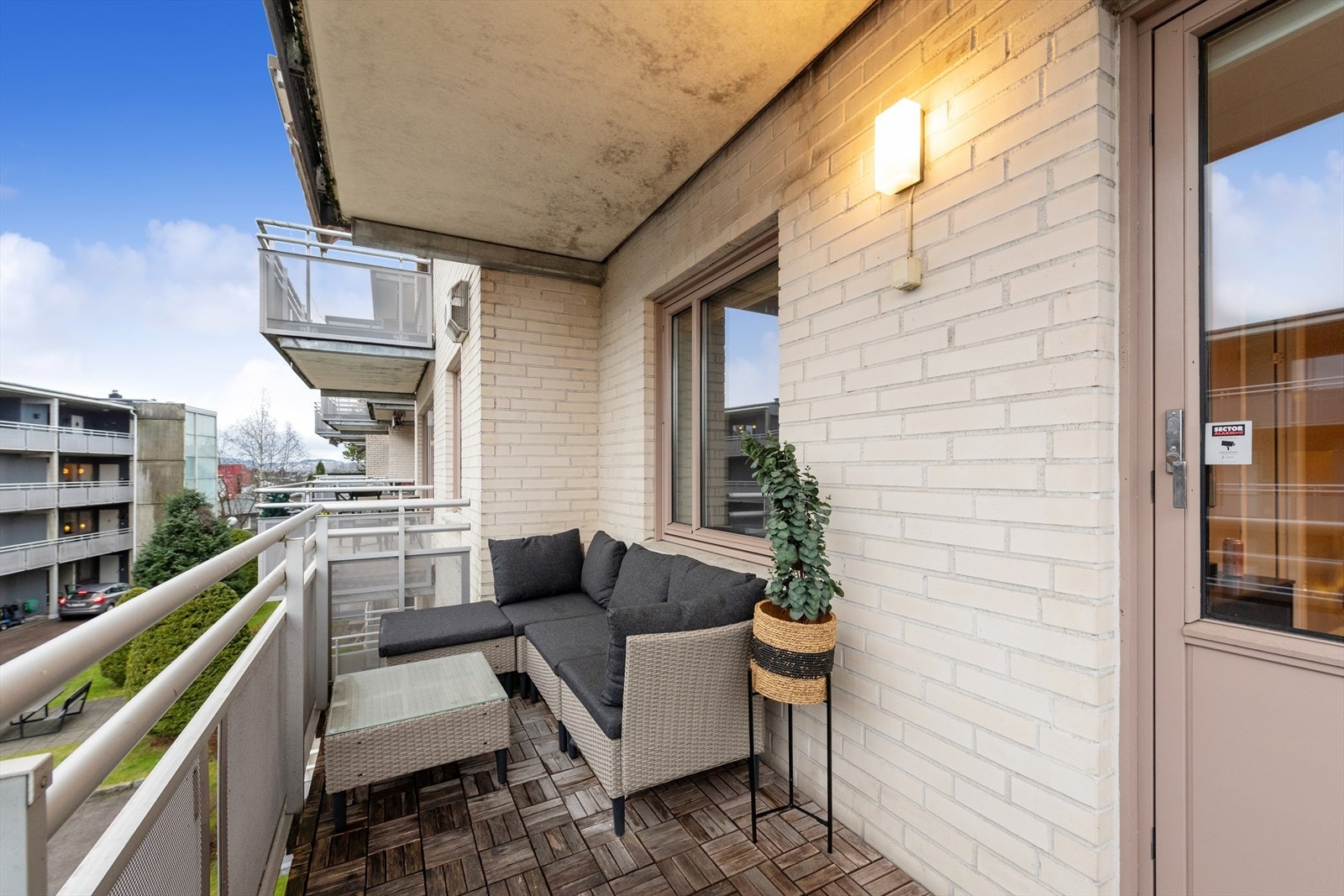 Balkongen på ca. 7 m² er vestvendt og har betongdekke belagt med trefliser samt rekkverk i metall. Galleribilde