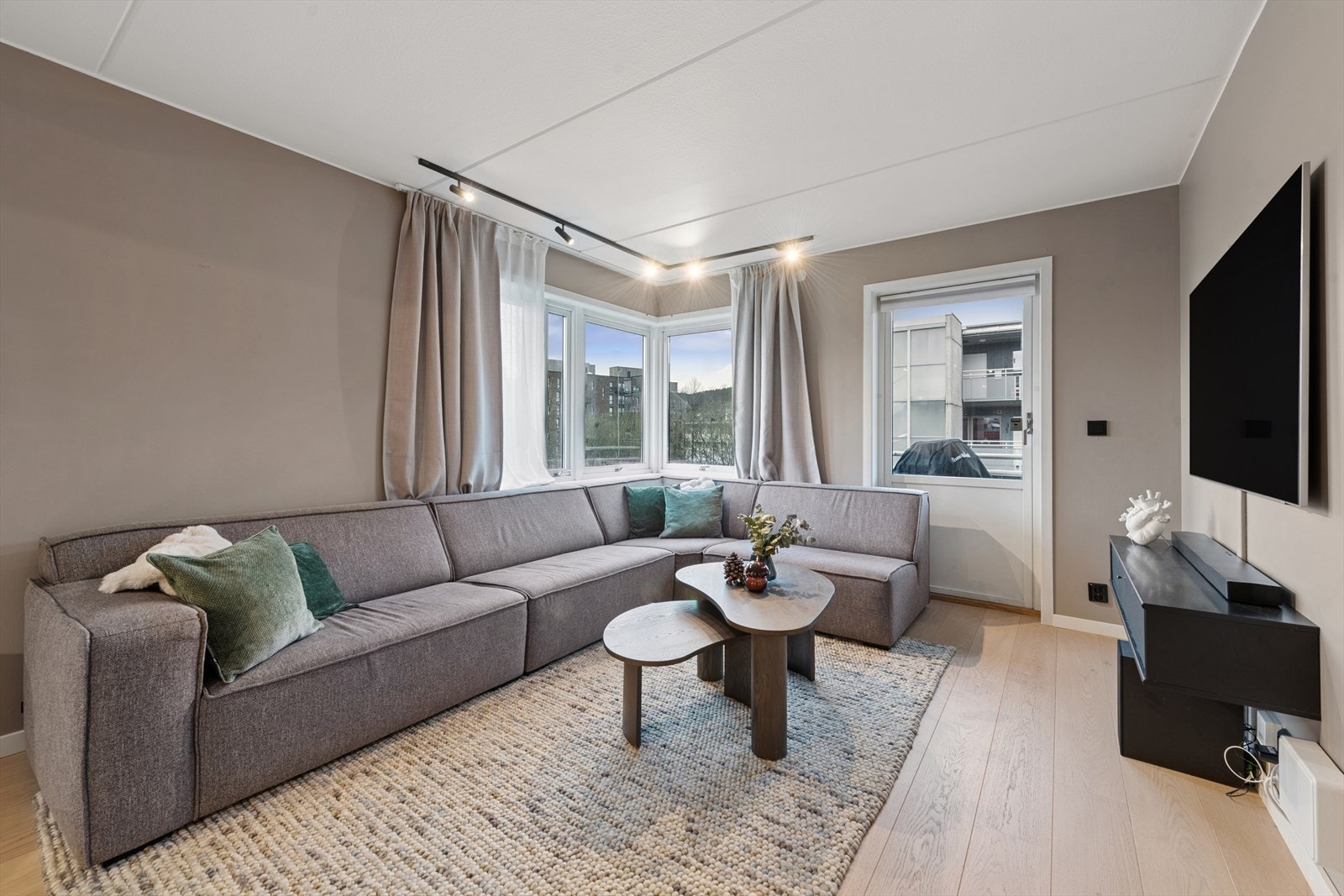 Her er det svært gode møbleringsmuligheter, og direkte utgang til balkongen gjør at uteplassen oppleves som en naturlig forlengelse av oppholdsrommet i sommerhalvåret. Galleribilde