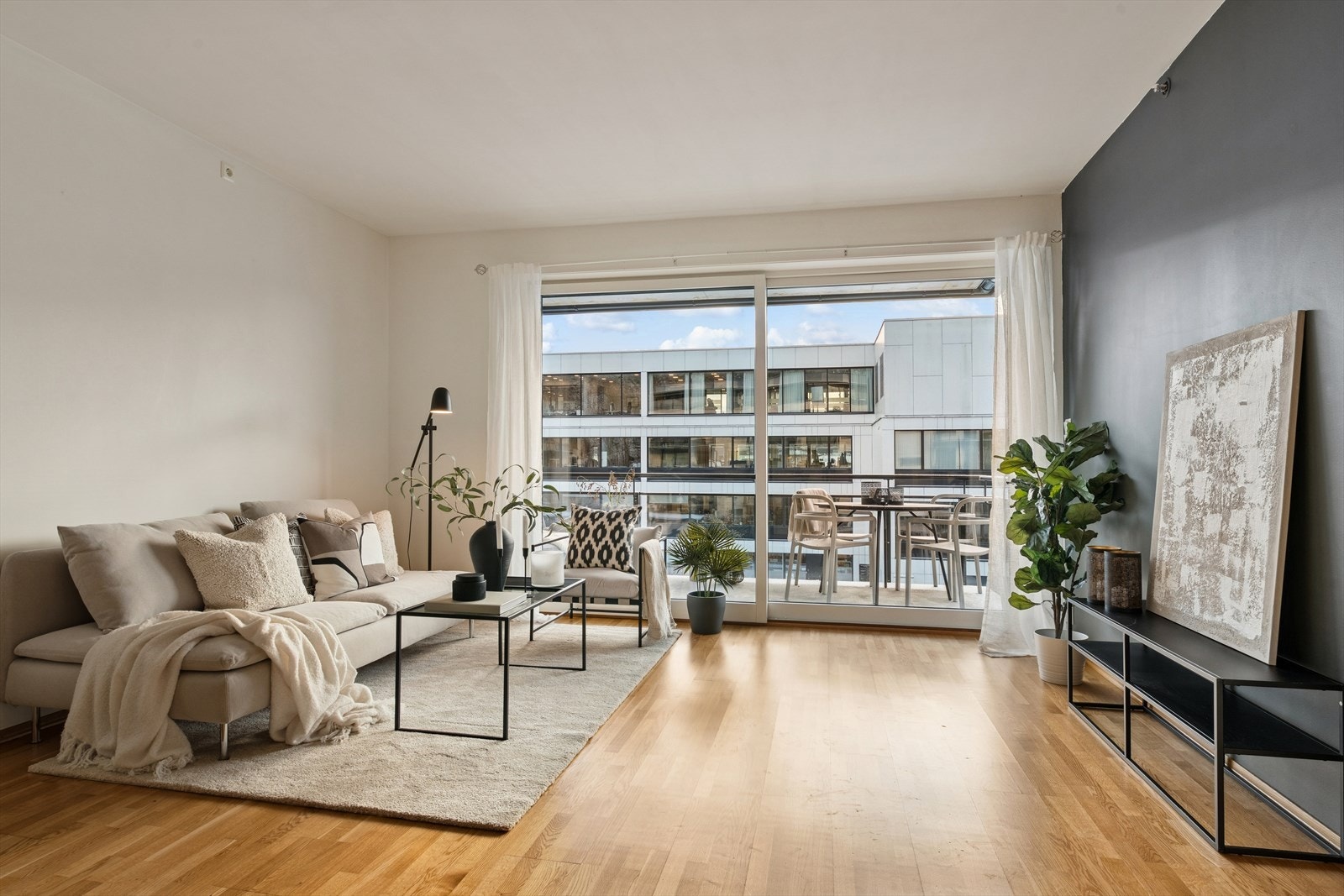 Fra stuen er det utgang til en 9m² balkong Galleribilde