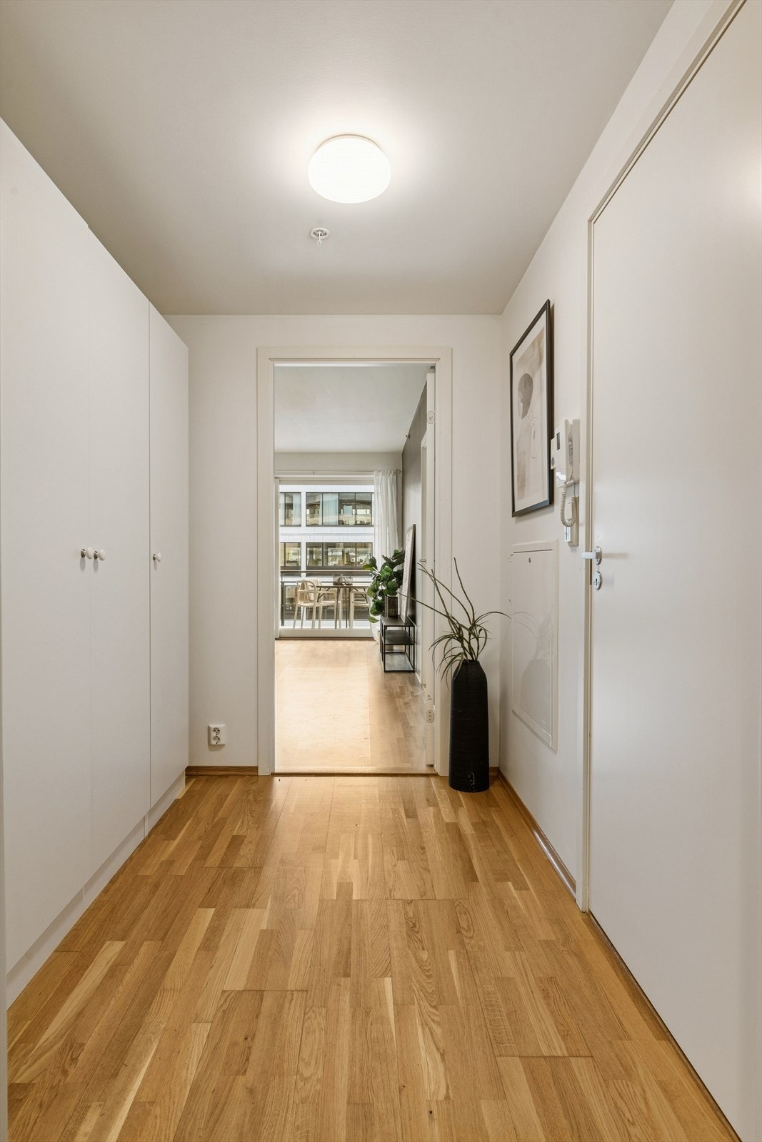 Velkommen inn i en lys og pen entré med gode oppbevaringsmuligheter og vannbåren varme. Galleribilde
