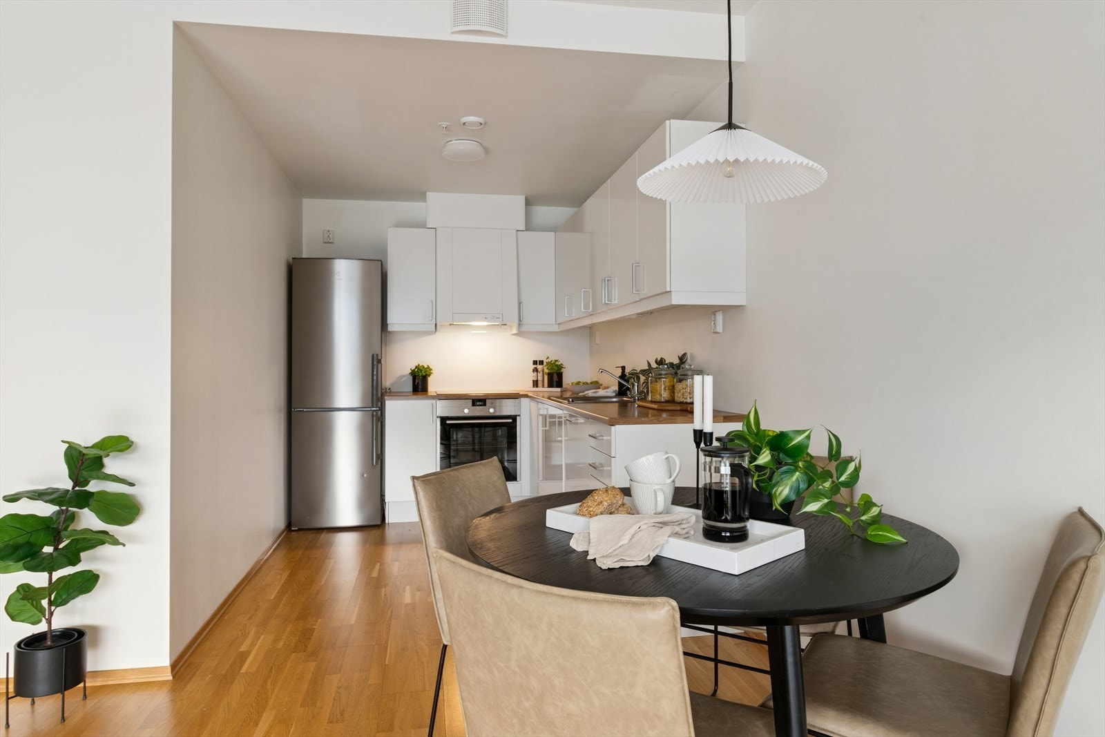 Spisebord tilknyttet kjøkkenet som blir et naturlig samlingspunkt Galleribilde