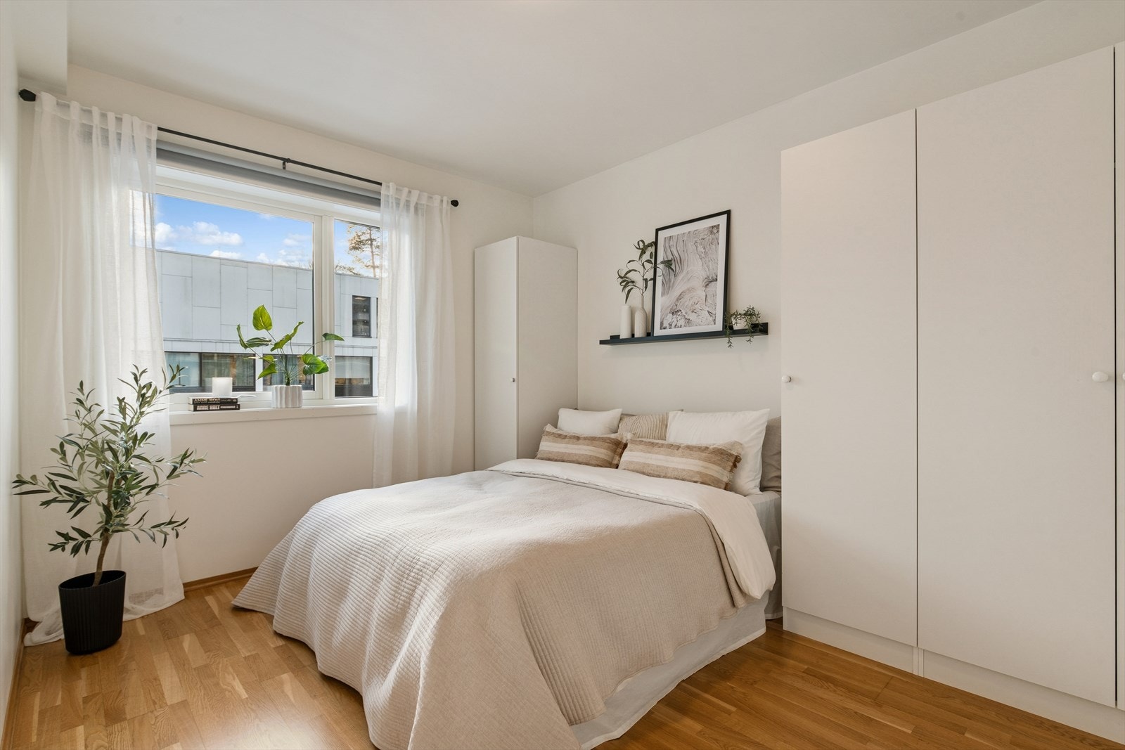 Soverommet har godt med oppbevaringsmuligheter, og et ekstra rom som passer ypperlig som bod eller walk-in closet Galleribilde