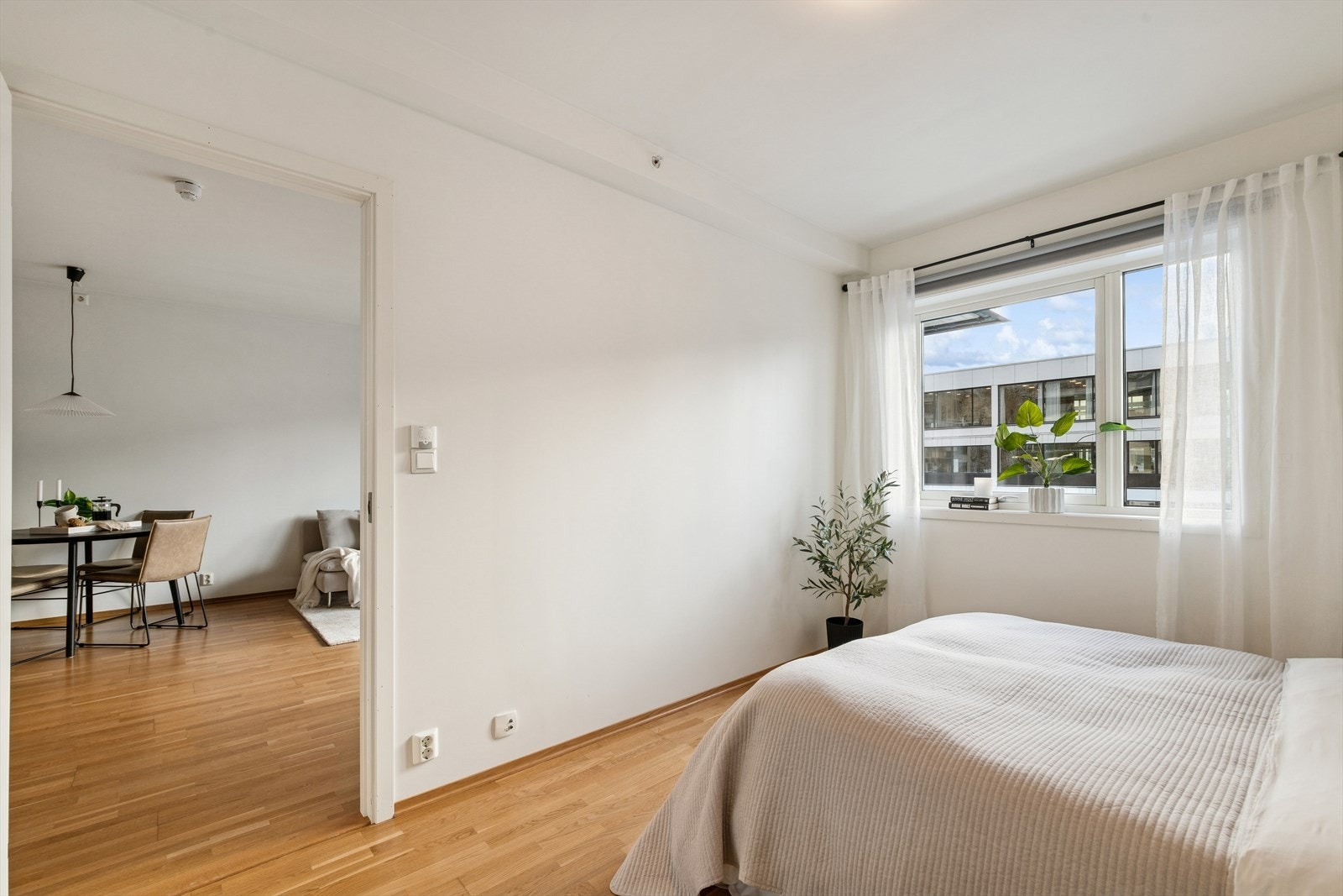 Stort og lyst soverom med store vindusflater som slipper inn rikelig med naturlig lys Galleribilde