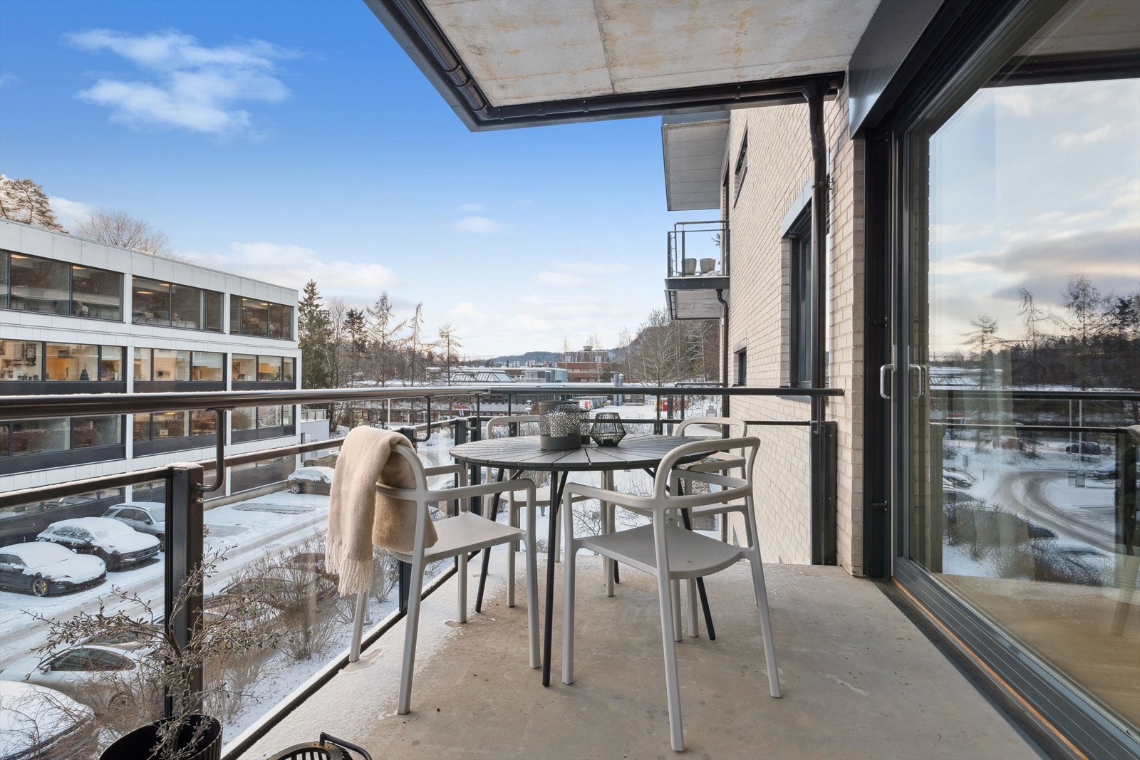 Balkongen fungerer som en forlengelse av stuen på sommerhalvåret Galleribilde