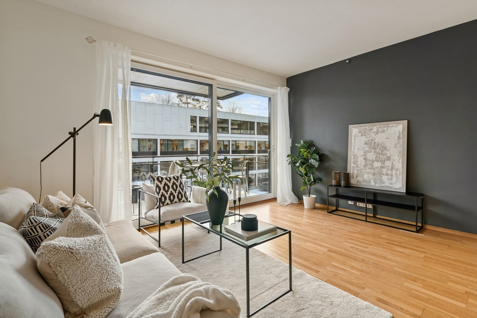 Store vindusflater slipper inn rikelig med naturlig lys Galleribilde