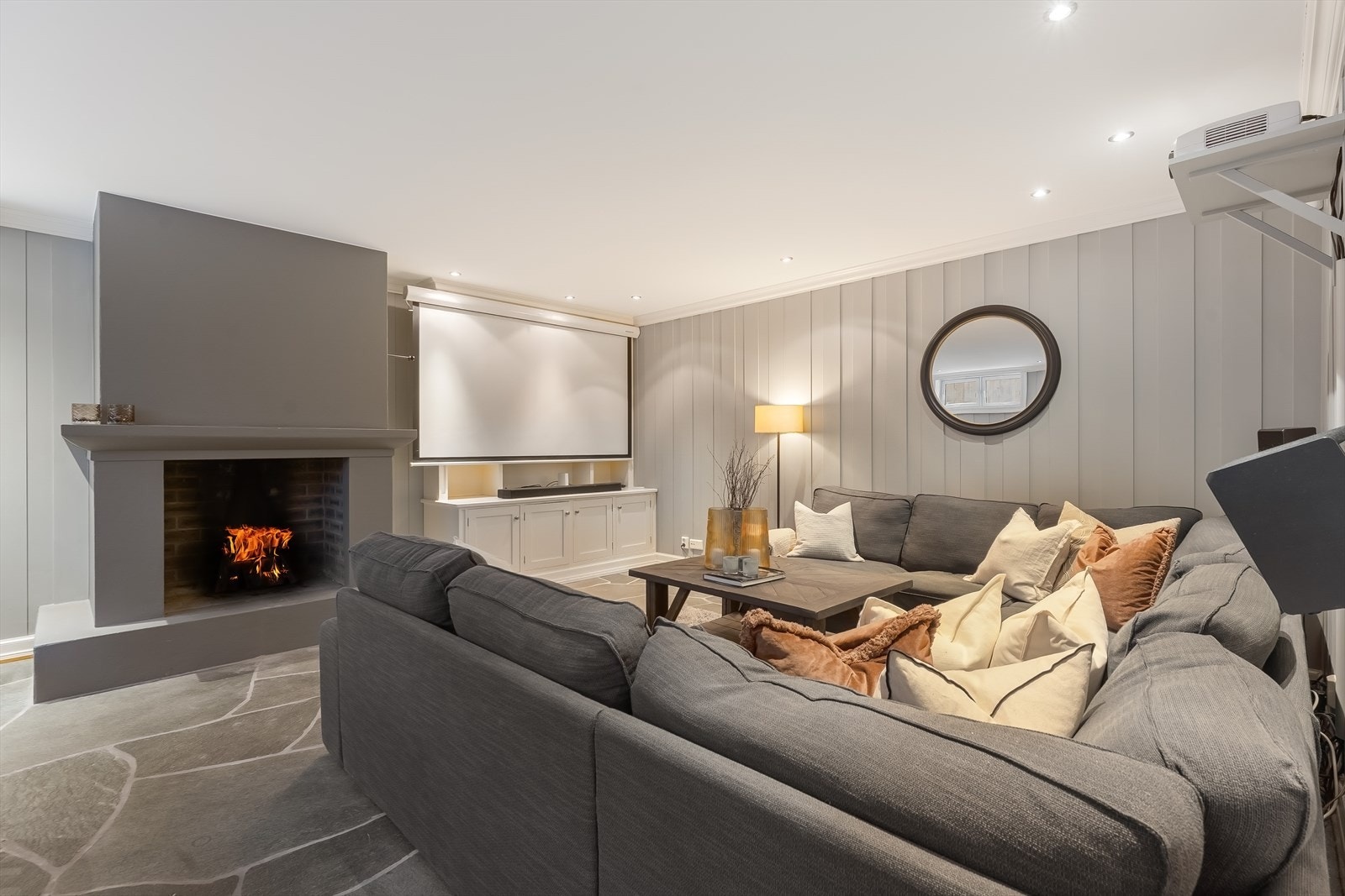 Kjellerstuen benyttes blant annet som "kinorom" og det er installert stort motorisert lerret og nyere 4K Epson projektor (dette medfølger) Galleribilde