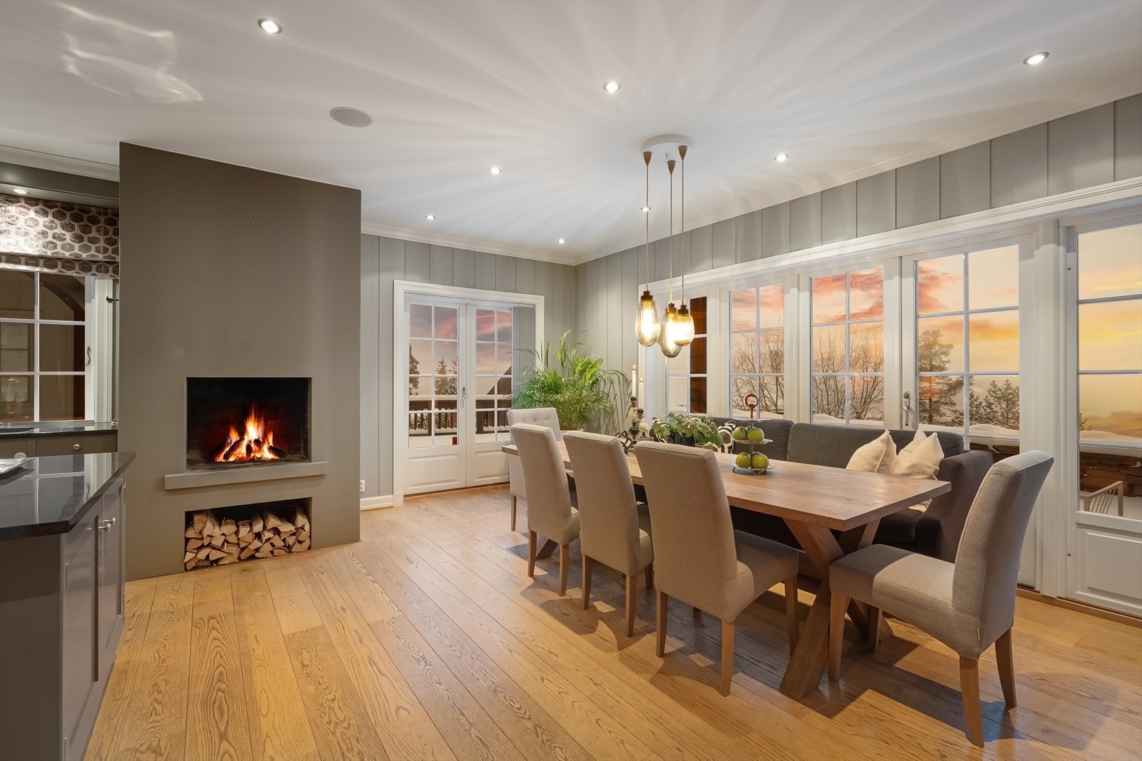 Kveldsstemning i spisestuen med peis Galleribilde