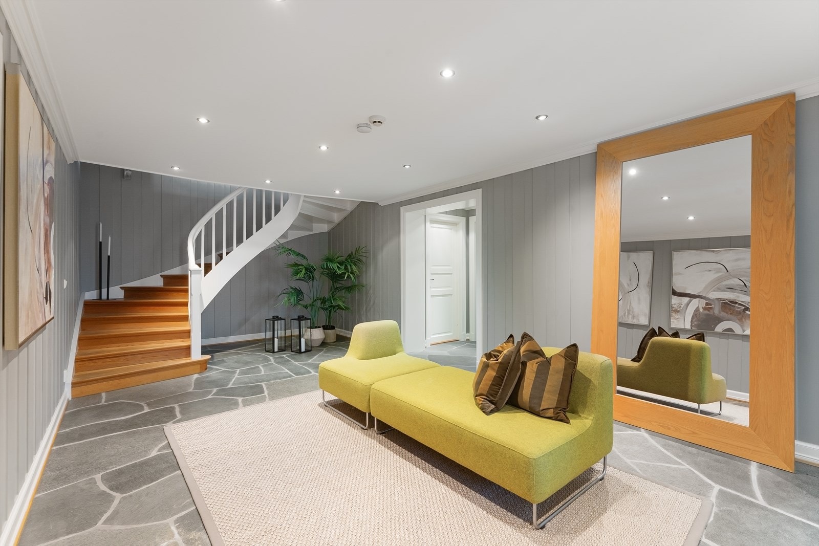 Hall med trapp og adkomst kjellerstue Galleribilde