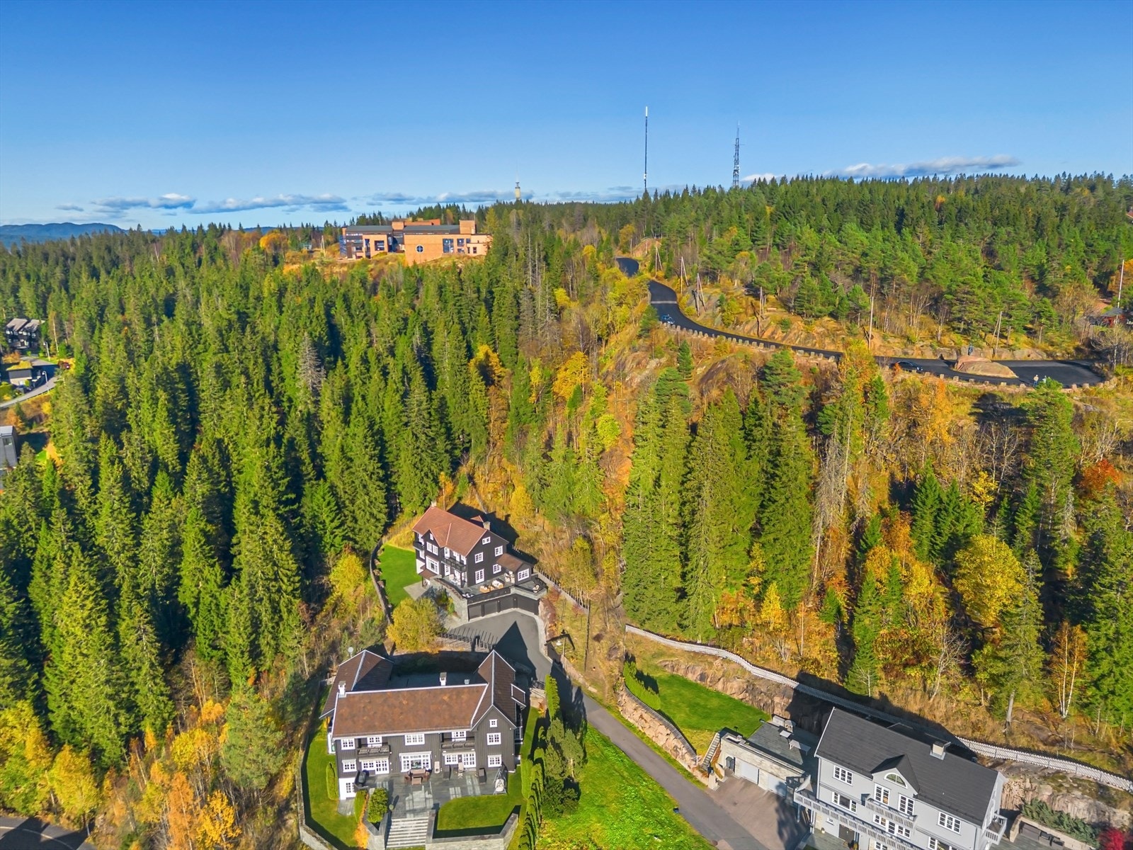 Solrikt, usjenert og meget barnevennlig på et høydedrag, like nedenfor "Kragstøtten" Galleribilde