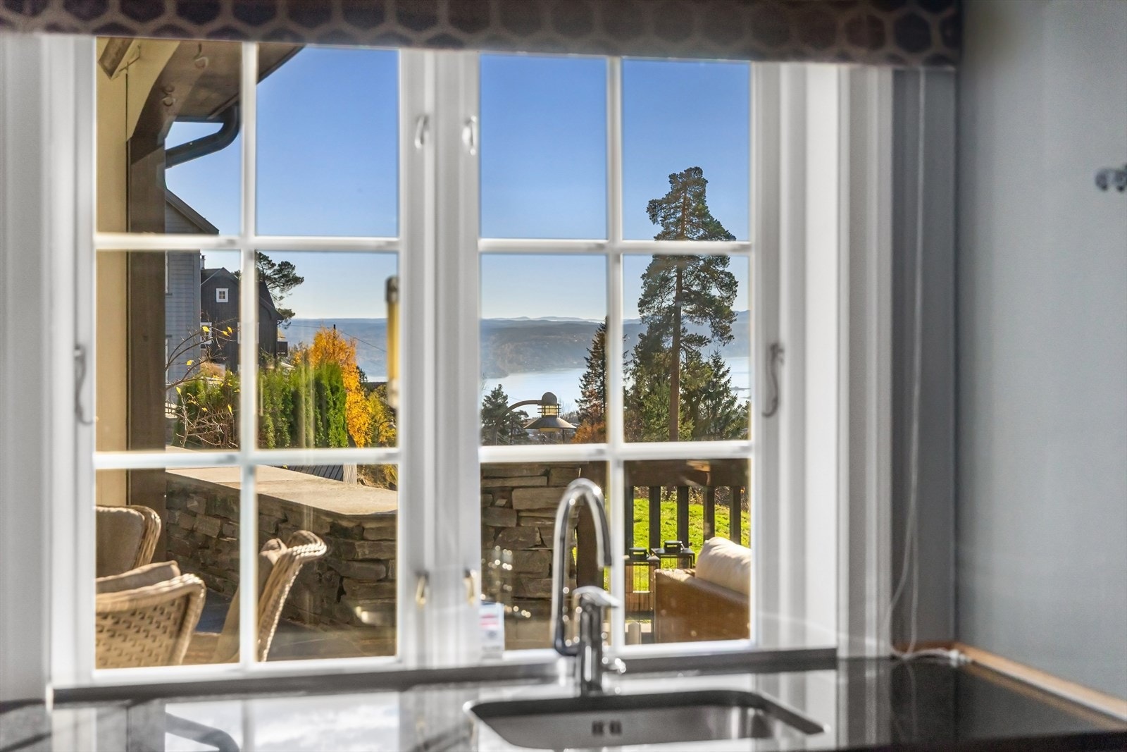 Hyggelig utsyn fra kjøkkenvinduet Galleribilde