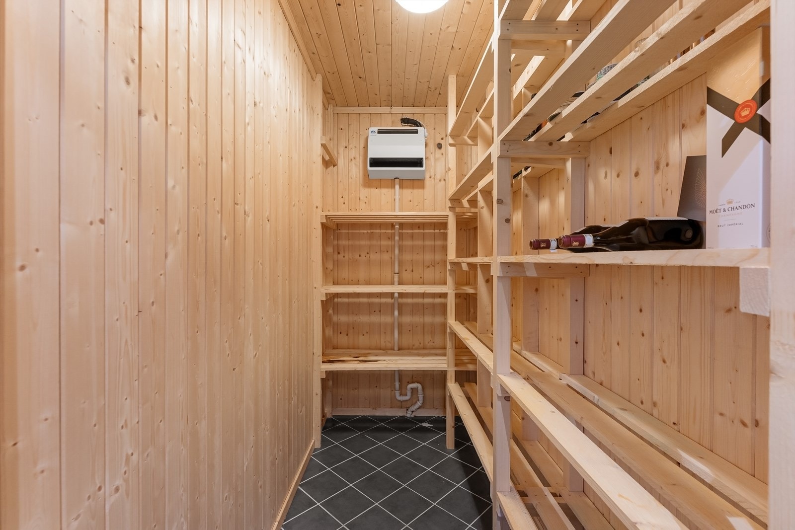 Kjølerom med elektrisk drevet kjøleaggregat (nytt kjøleromsaggregat installert i 2022 av Elektro VKF AS) Galleribilde