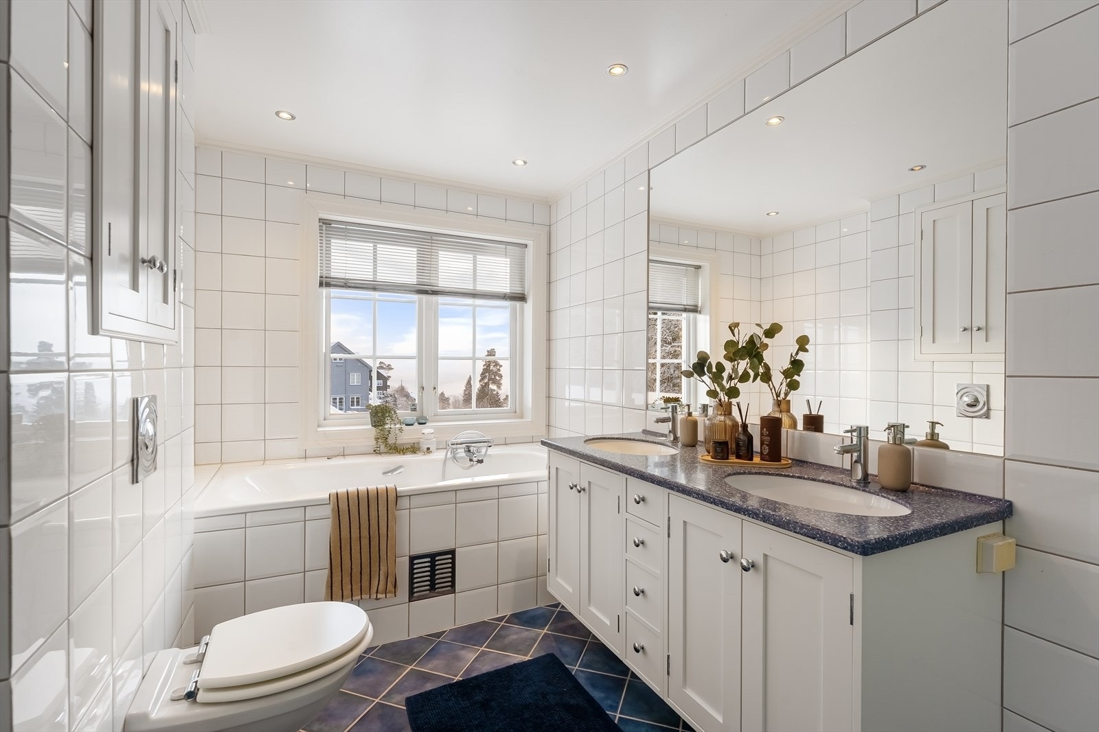 Bad 2 med både badekar og dusj Galleribilde