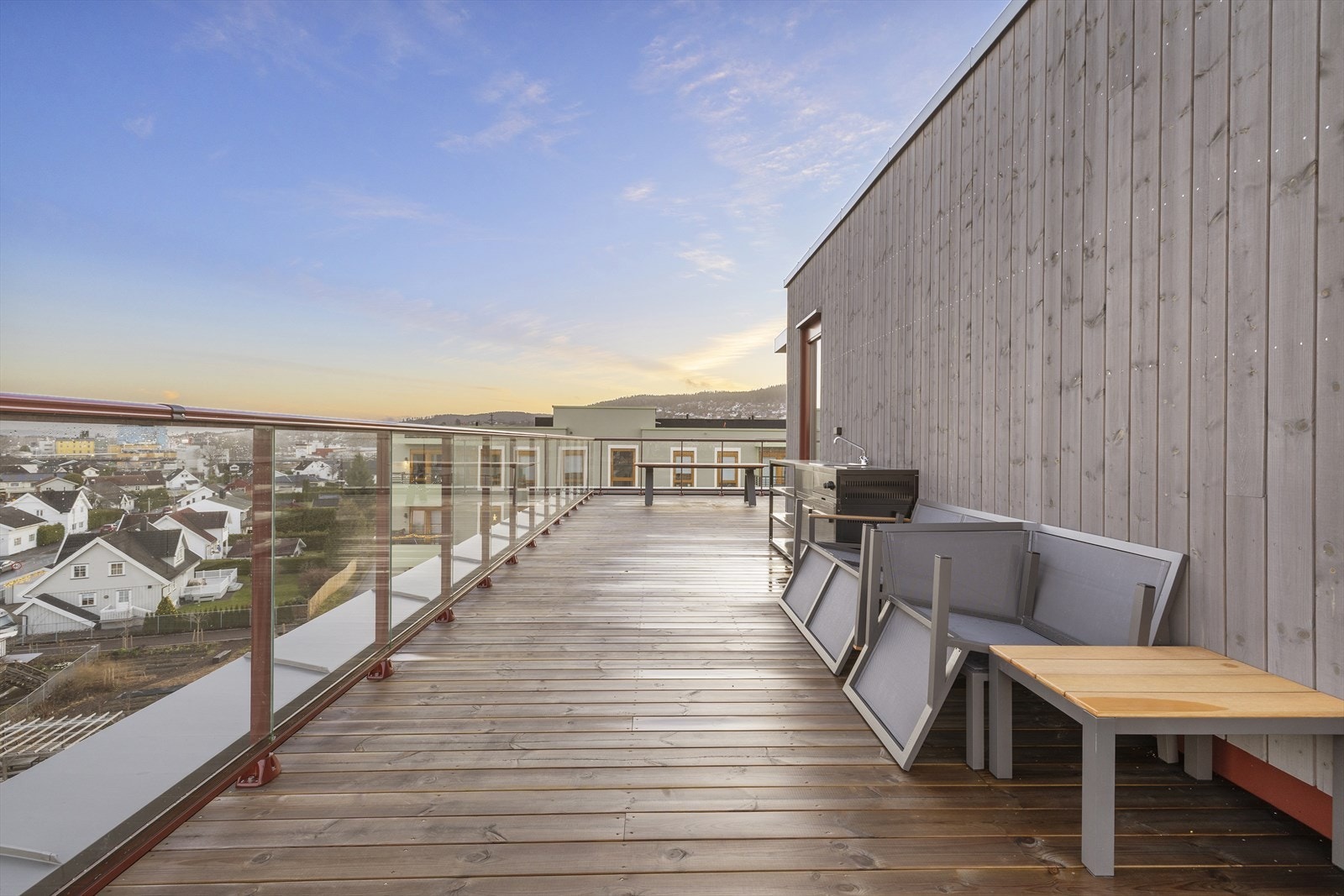 En usjenert uteplass som utvider leilighetens bruksareal betydelig. Galleribilde