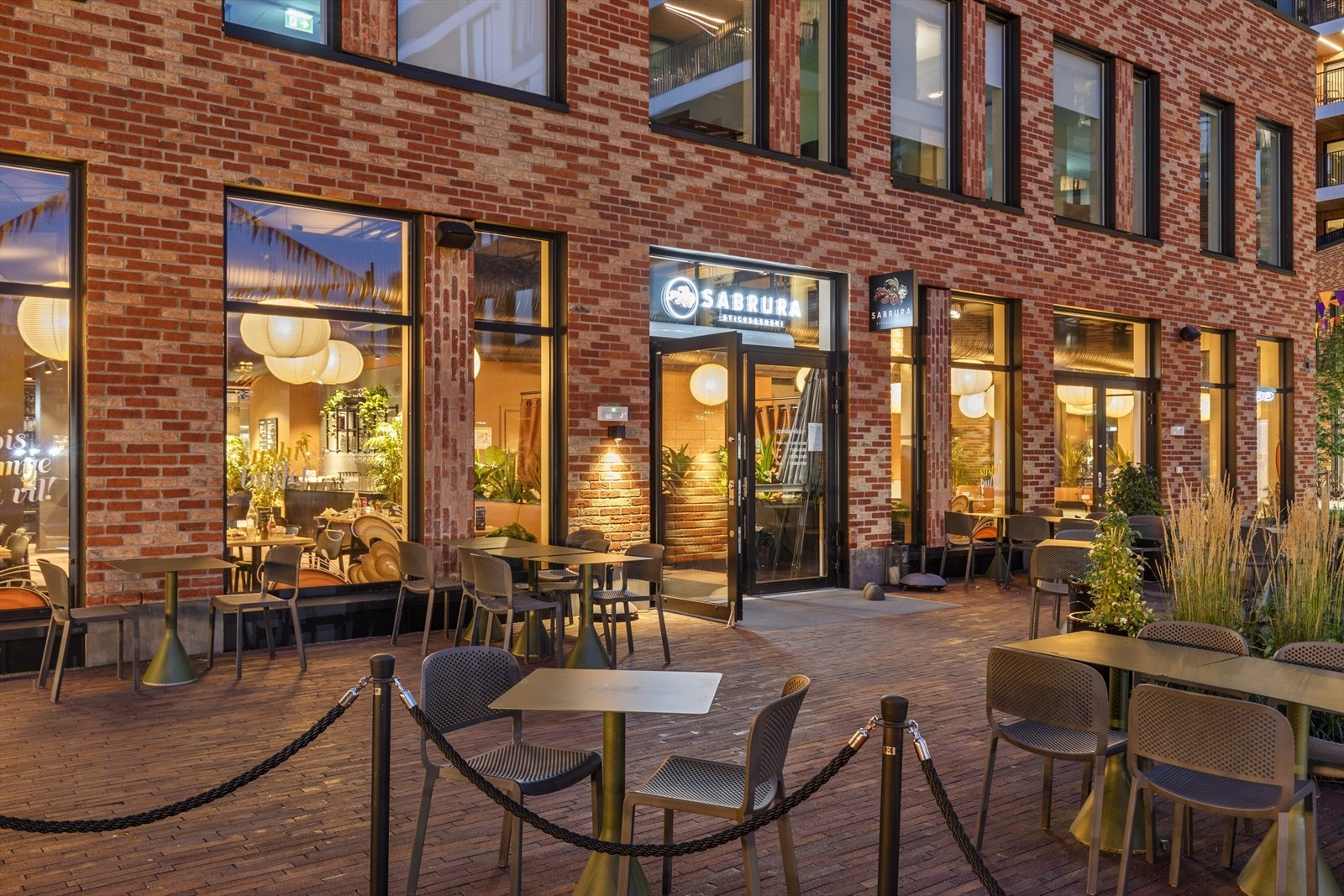 Nabolaget byr på flere serveringssteder, inkludert restauranter med uteservering. Galleribilde