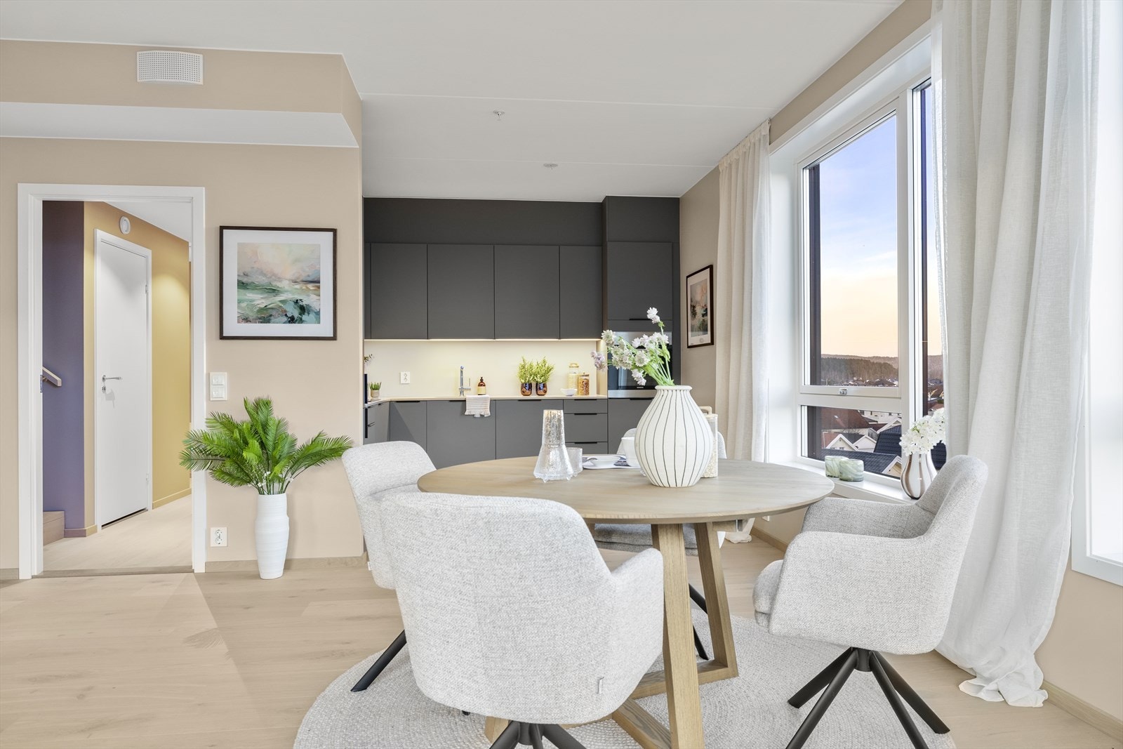 Fra spiseplassen er det en naturlig overgang til kjøkken. Galleribilde