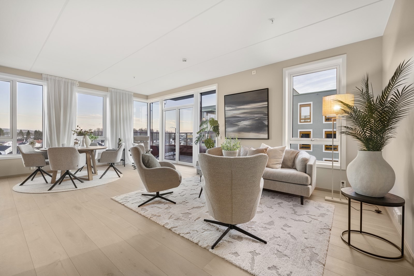 Leiligheten har en åpen og sosial planløsning med utgang til balkong. Galleribilde