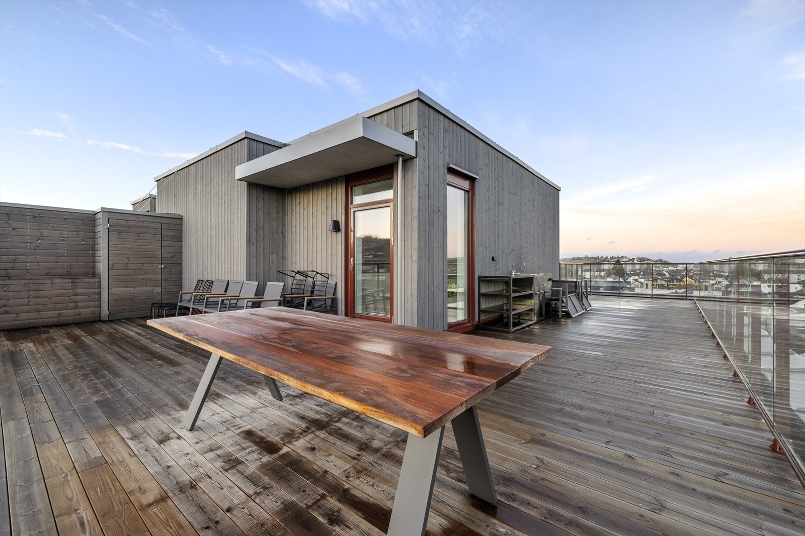 Takterrassen er en sosial sone med god plass til utemøbler, grill og beplantning. Galleribilde