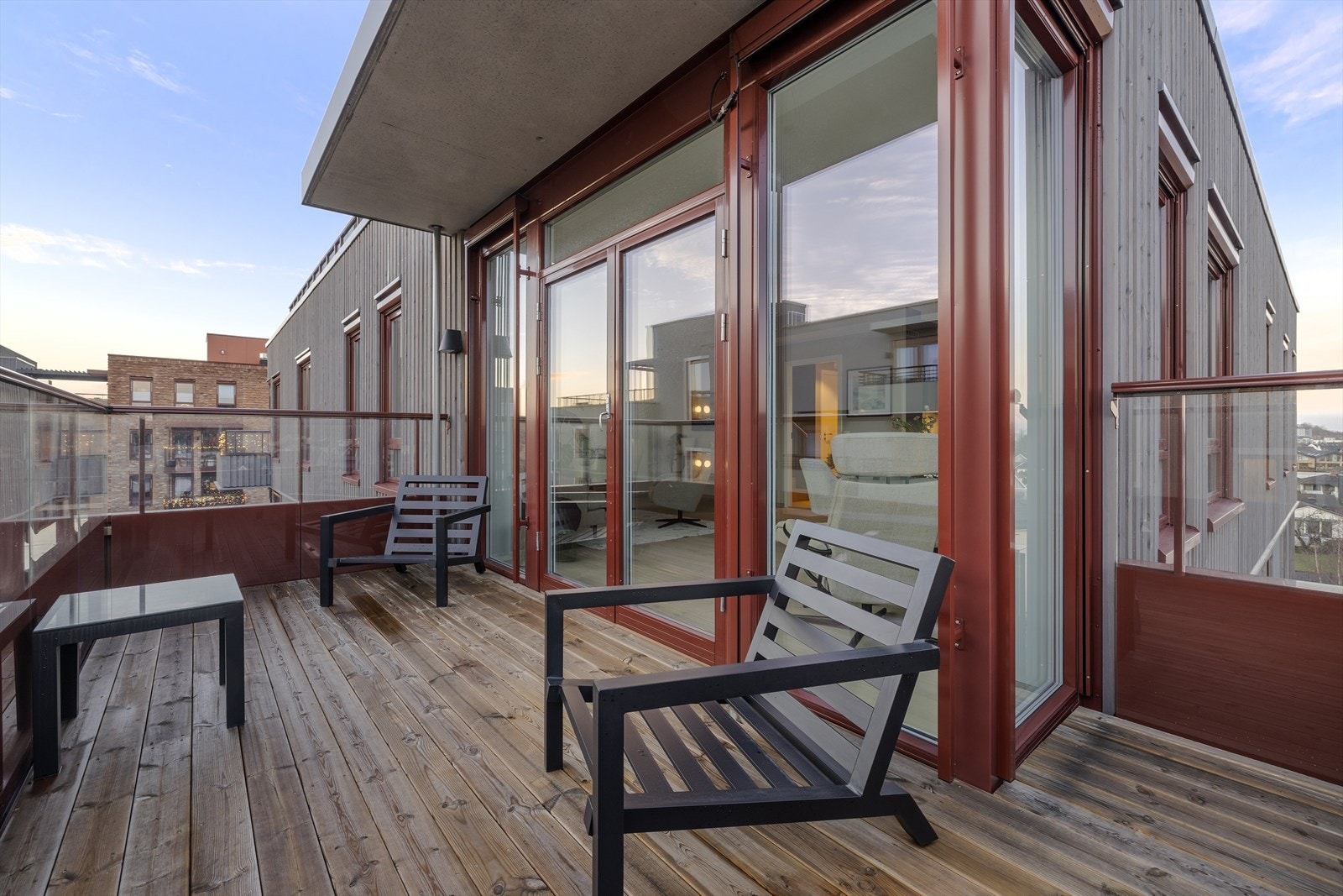 Fra stuen er det utgang til en romslig balkong på 11,5 m² med plass til sittegruppe. Galleribilde