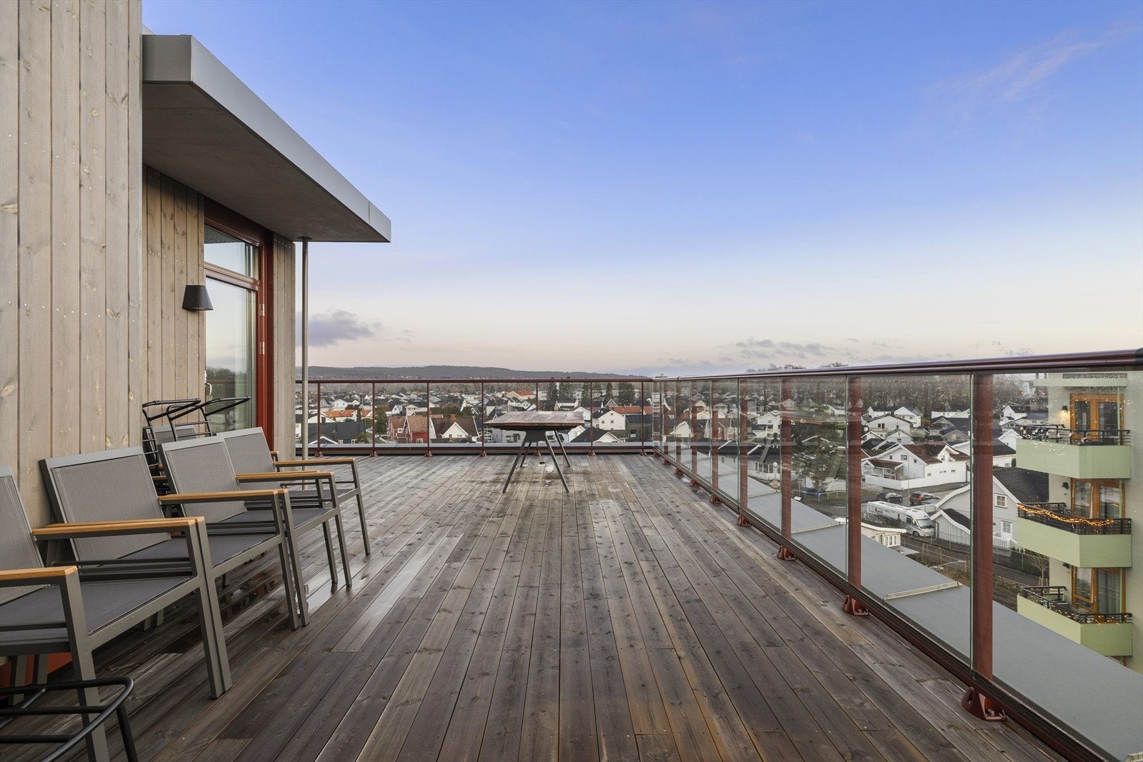 Her oppe kan man nyte gode solforhold og en fri utsikt over Lillestrøm. Galleribilde