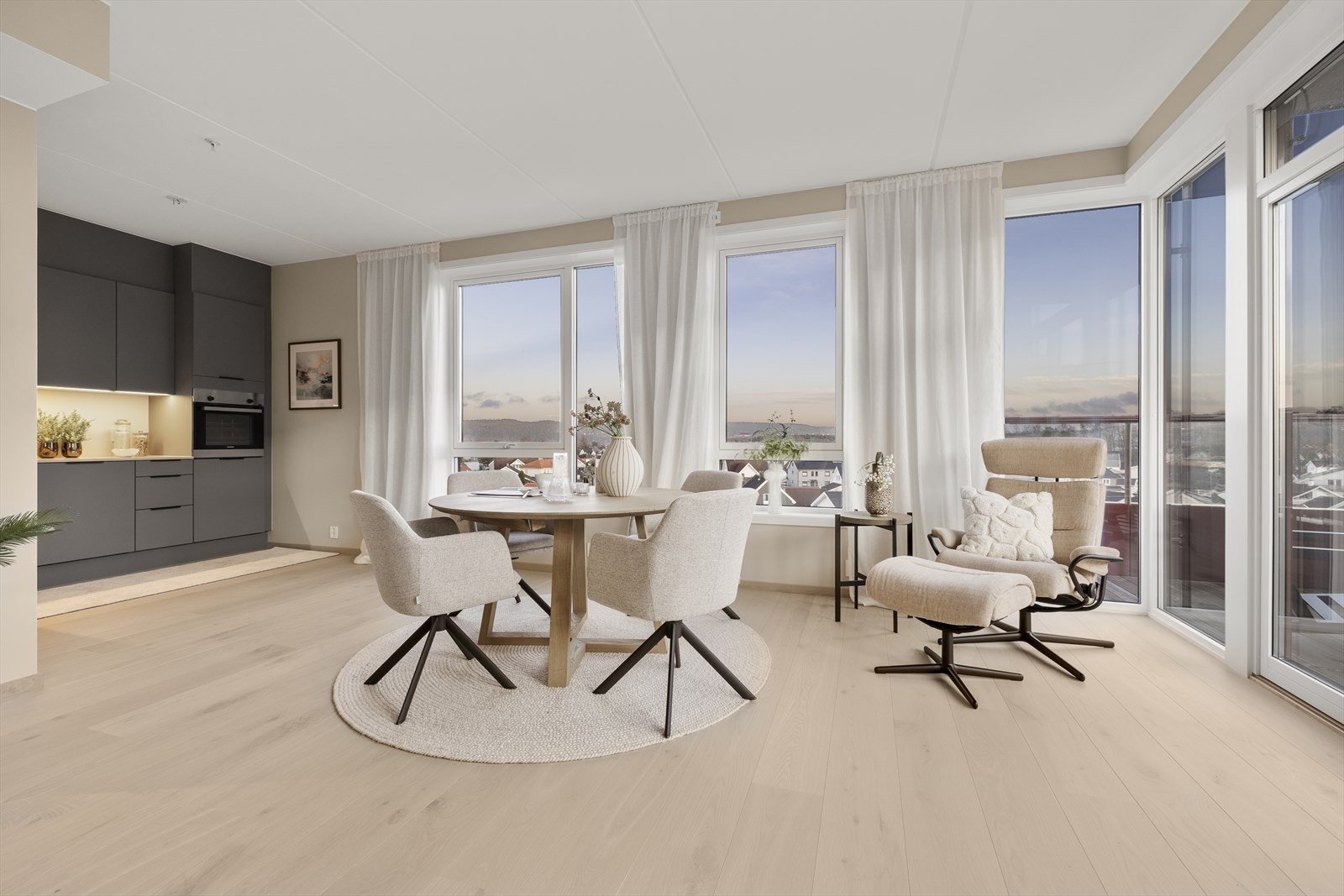 Kjøkkenet er praktisk plassert med naturlig plass til spisebord. Galleribilde