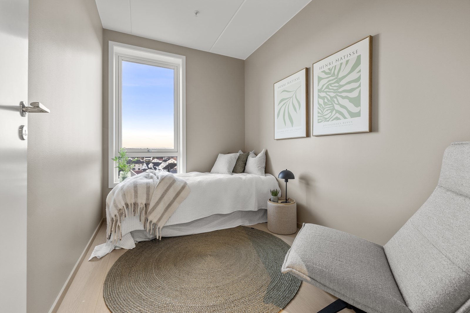 Et lyst soverom med plass til seng og oppbevaring. Galleribilde