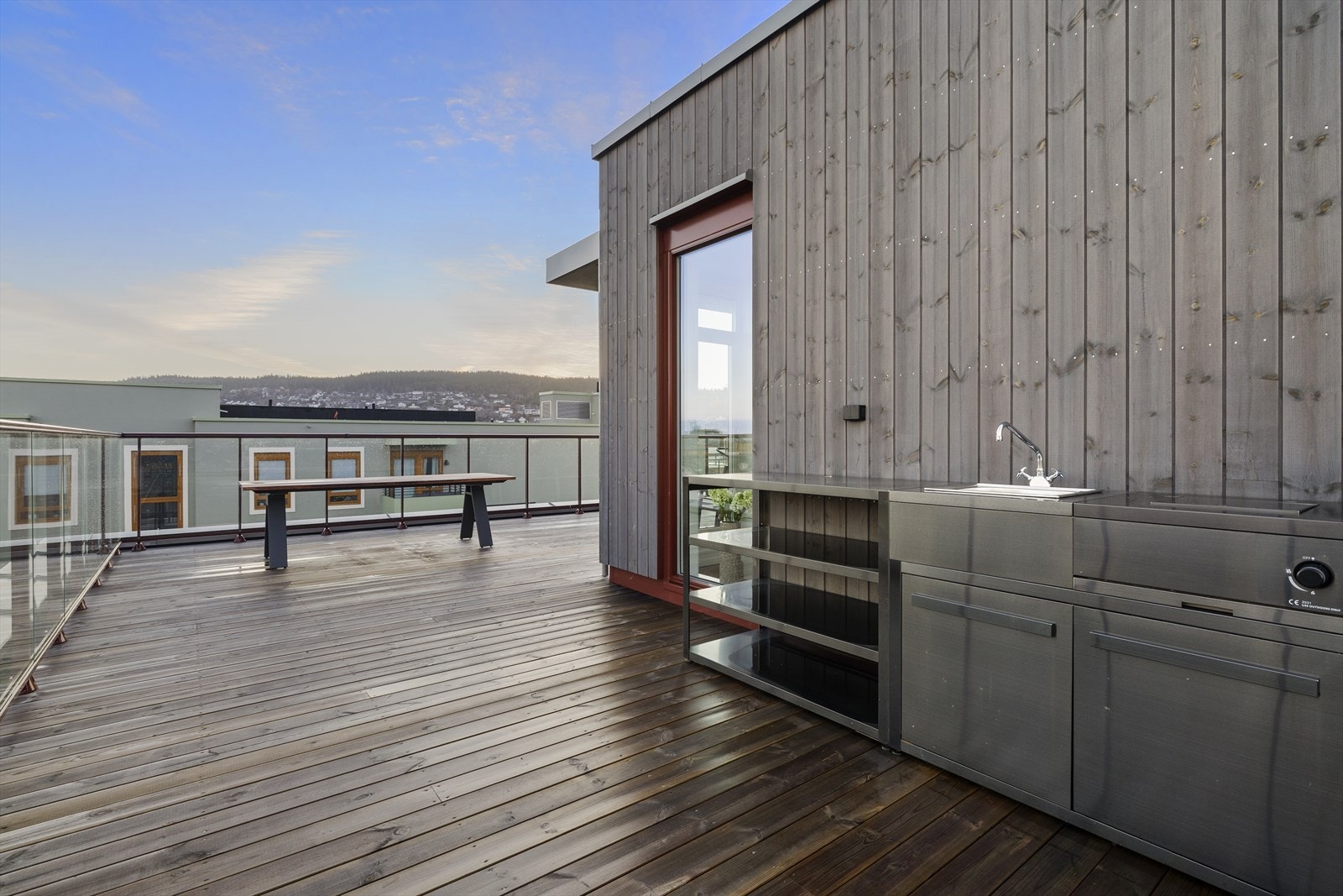 Takterrassen er utstyrt med utekjøkken. Galleribilde