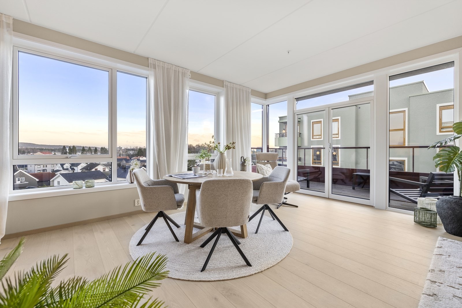 Store vindusflater gir rikelig med naturlig lys til stue- og spisestue. Galleribilde