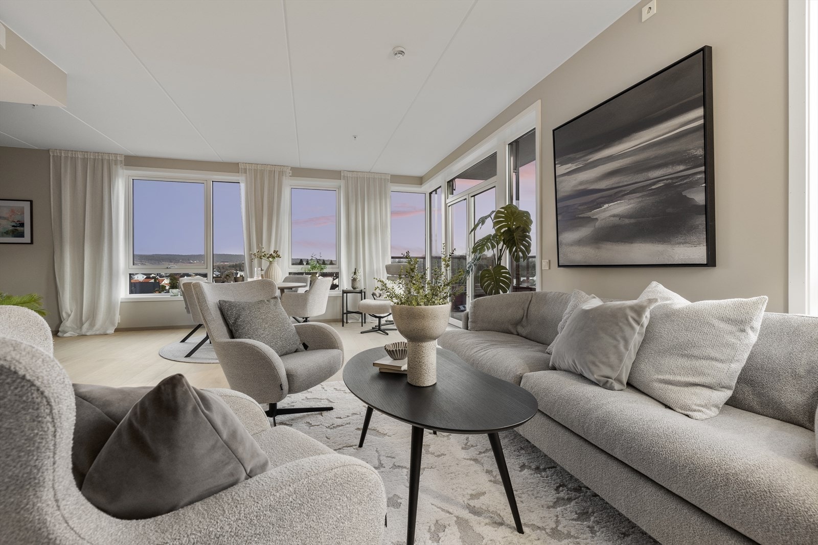 Fra stuen er det utsikt over nærområde. Galleribilde