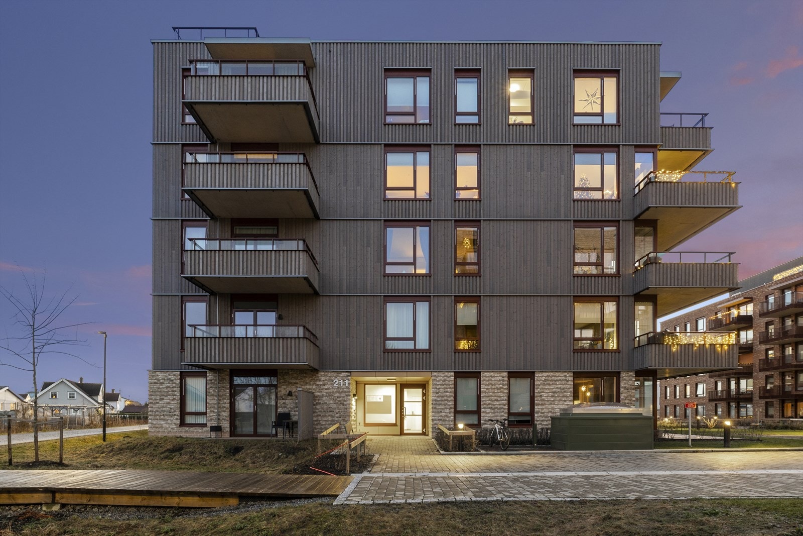 Store torg- og grøntarealer bidrar til liv mellom husene. Galleribilde