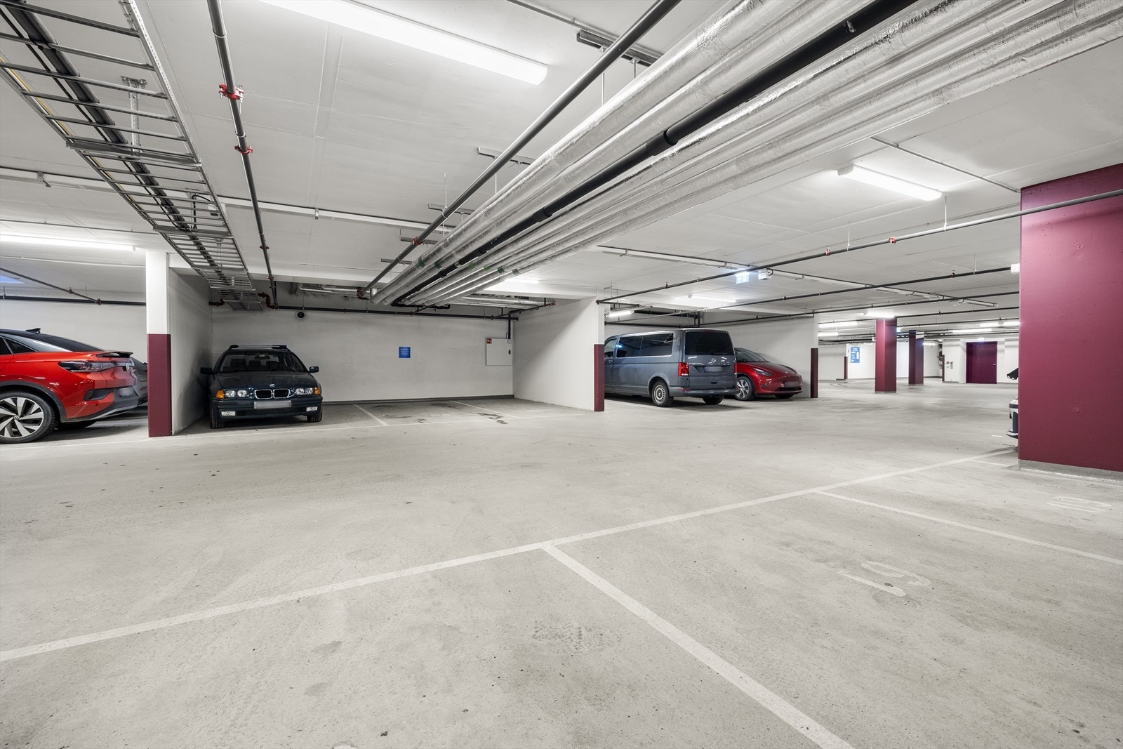 Felles, lukket garasjeanlegg. Galleribilde