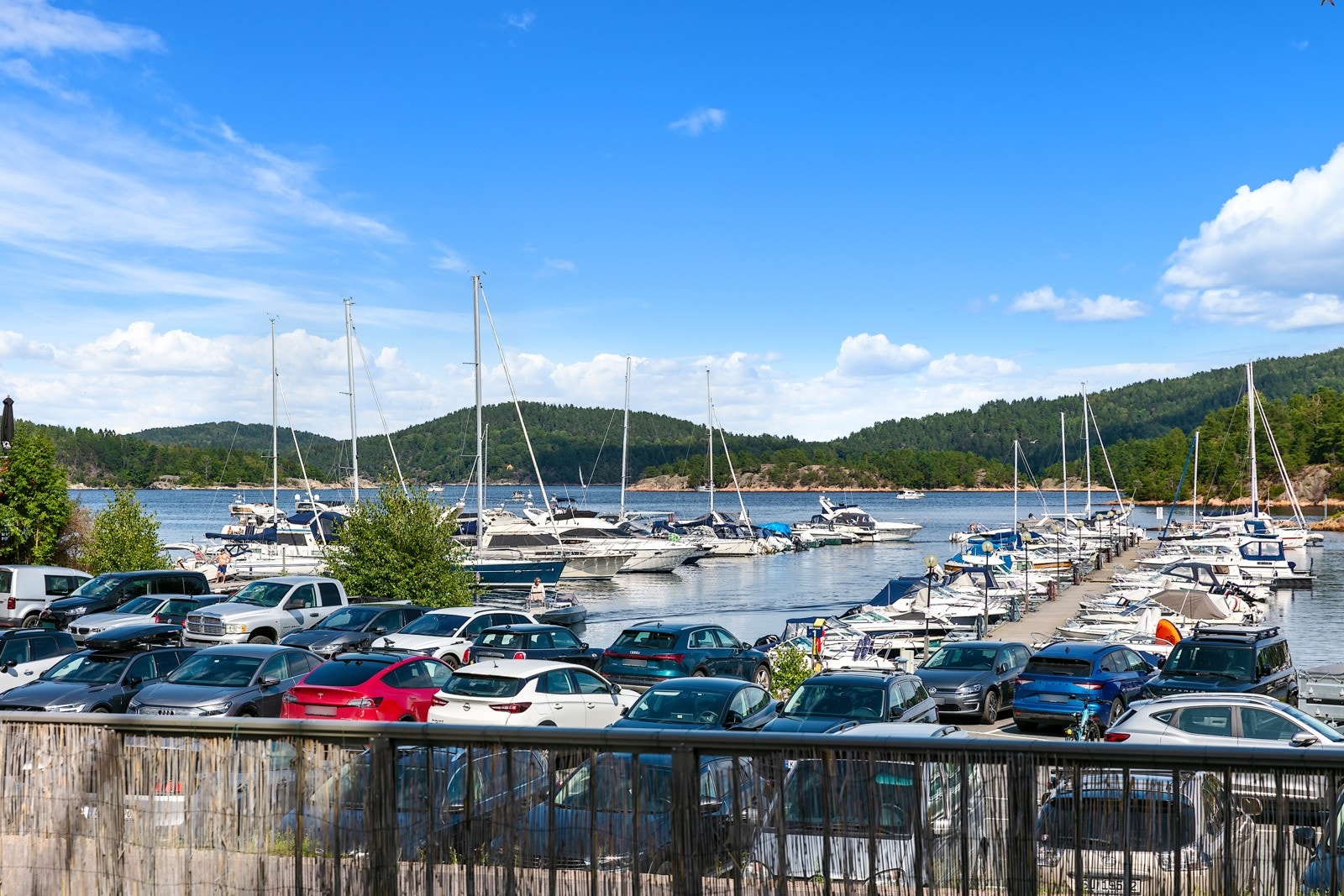 Leiligheten ligger med nydelig utsikt ned mot marinaen og fjorden! Galleribilde