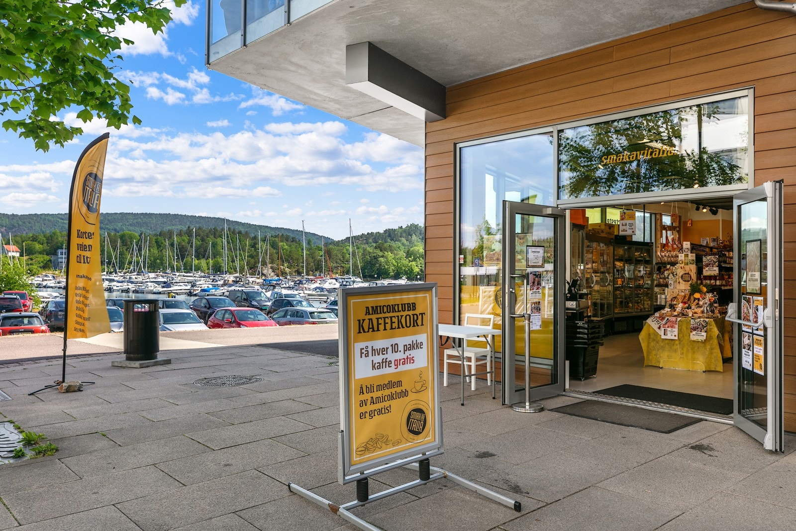 Her har du butikker som Smak av Italia, vinmonopol, matbutikker og apotek like i nærheten Galleribilde