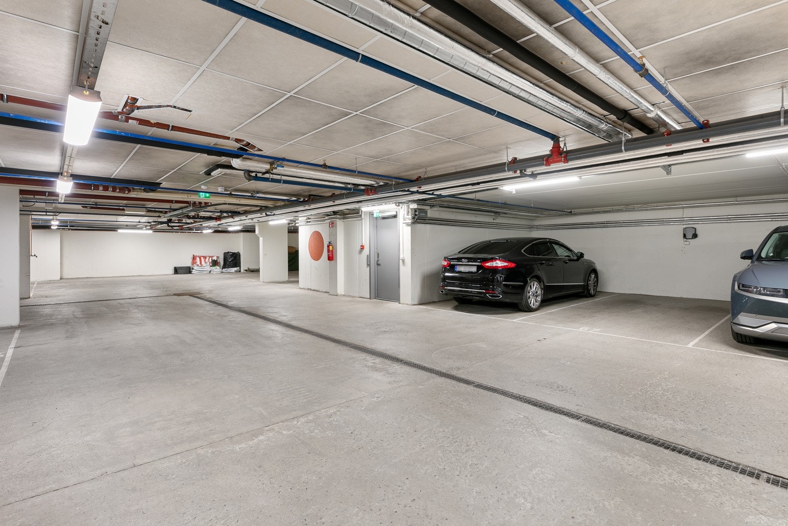 Leiligheten disponerer 2 parkeringsplasser i felles garasjeanlegg med elbillader Galleribilde